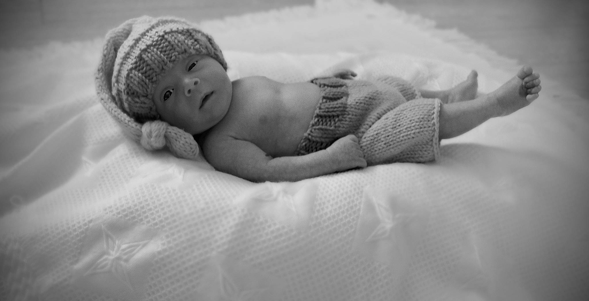 Sylver is registered to the contest to win money with this photo: baby, baby_sleeping, bedtime, black_and_white, child, headgear, headwear, monochrome, monochrome_photography, person, photograph, photography, portrait_photography, sleep, stock_photography, toddler, white