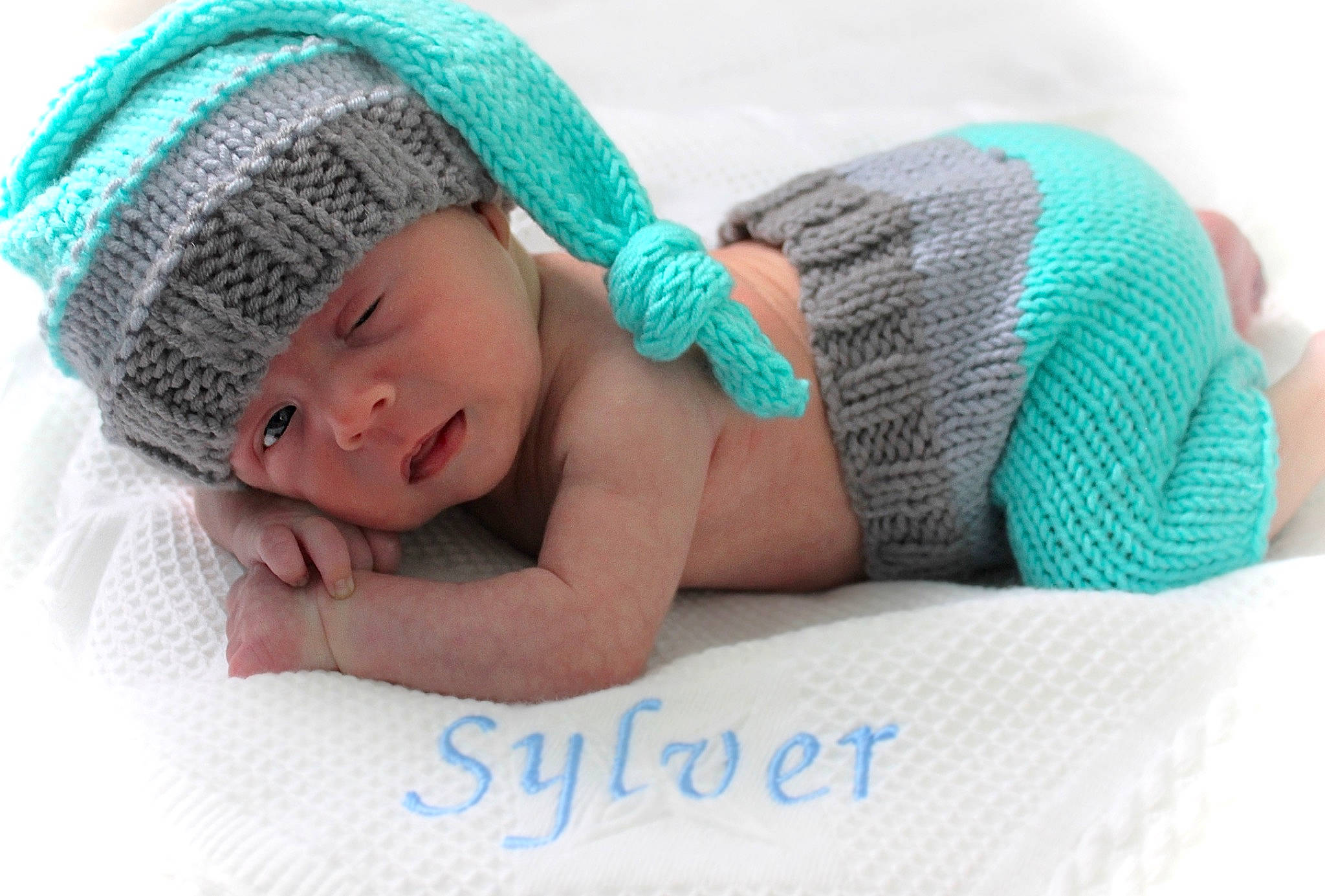 Sylver is registered to the contest to win money with this photo: aqua, baby, baby_sleeping, beanie, cap, child, crochet, fashion_accessory, hair_accessory, headgear, headwear, knit_cap, knitting, person, photograph, photography, sleep, textile, toddler, turquoise