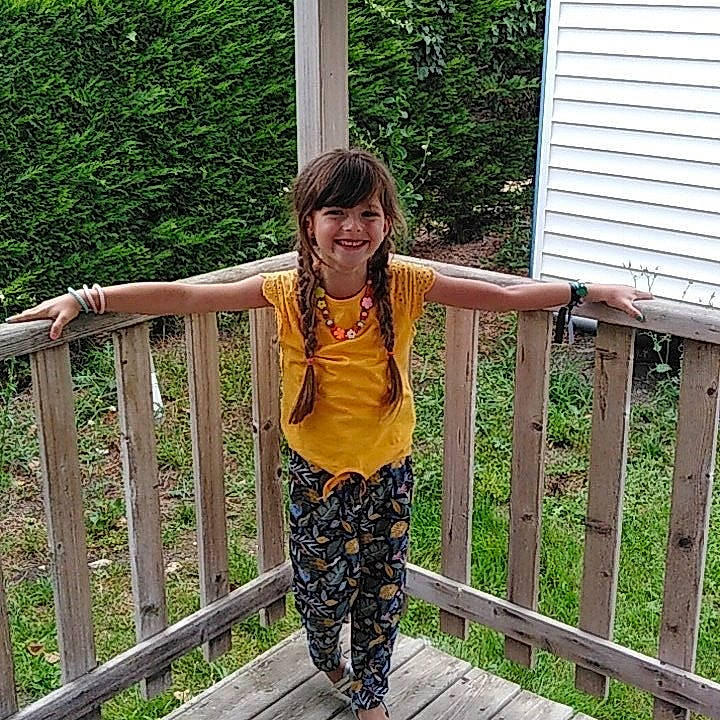 Ilana a rejoint le concours — aidez-le/la à gagner de superbes lots ! fence, fun, grass, handrail, happy, home_fencing, human_body, joy, leisure, metal, pattern, people_in_nature, person, plant, sleeve, smile, street_fashion, symmetry, travel, waist