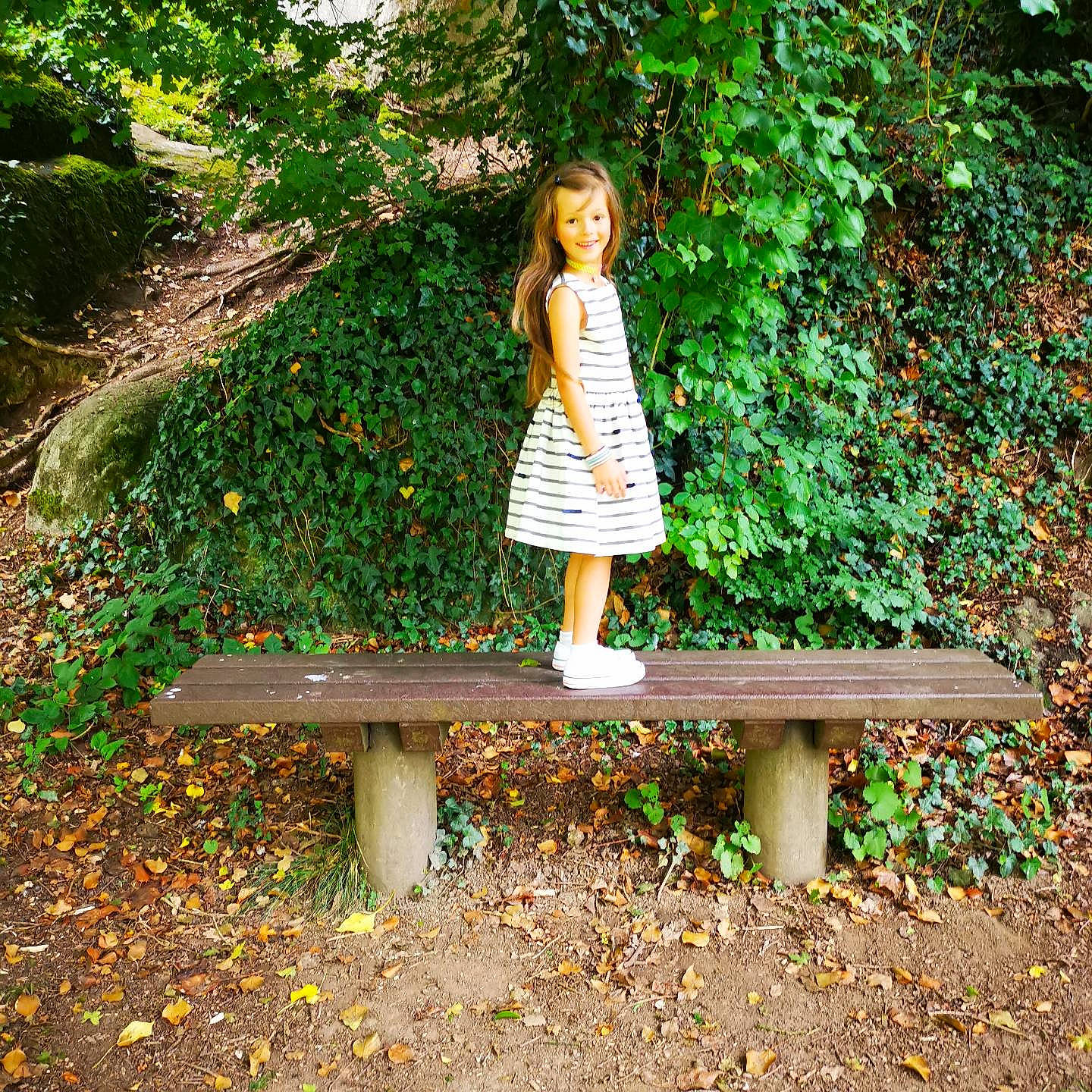 Ilana a rejoint le concours — aidez-le/la à gagner de superbes lots ! branch, deciduous, forest, grass, green, groundcover, joy, landscape, leg, leisure, natural_landscape, outdoor_bench, outdoor_furniture, people_in_nature, person, plant, shoe, shrub, sunlight, tints_and_shades