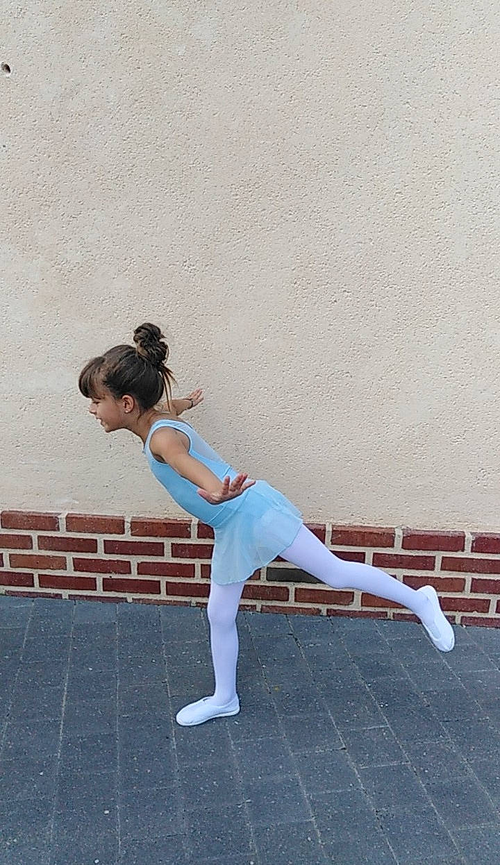 Ilana a rejoint le concours — aidez-le/la à gagner de superbes lots ! arm, balance, choreography, dance, electric_blue, entertainment, fashion_design, floor, flooring, human_body, human_leg, joint, knee, leg, performing_arts, person, recreation, sportswear, thigh, waist