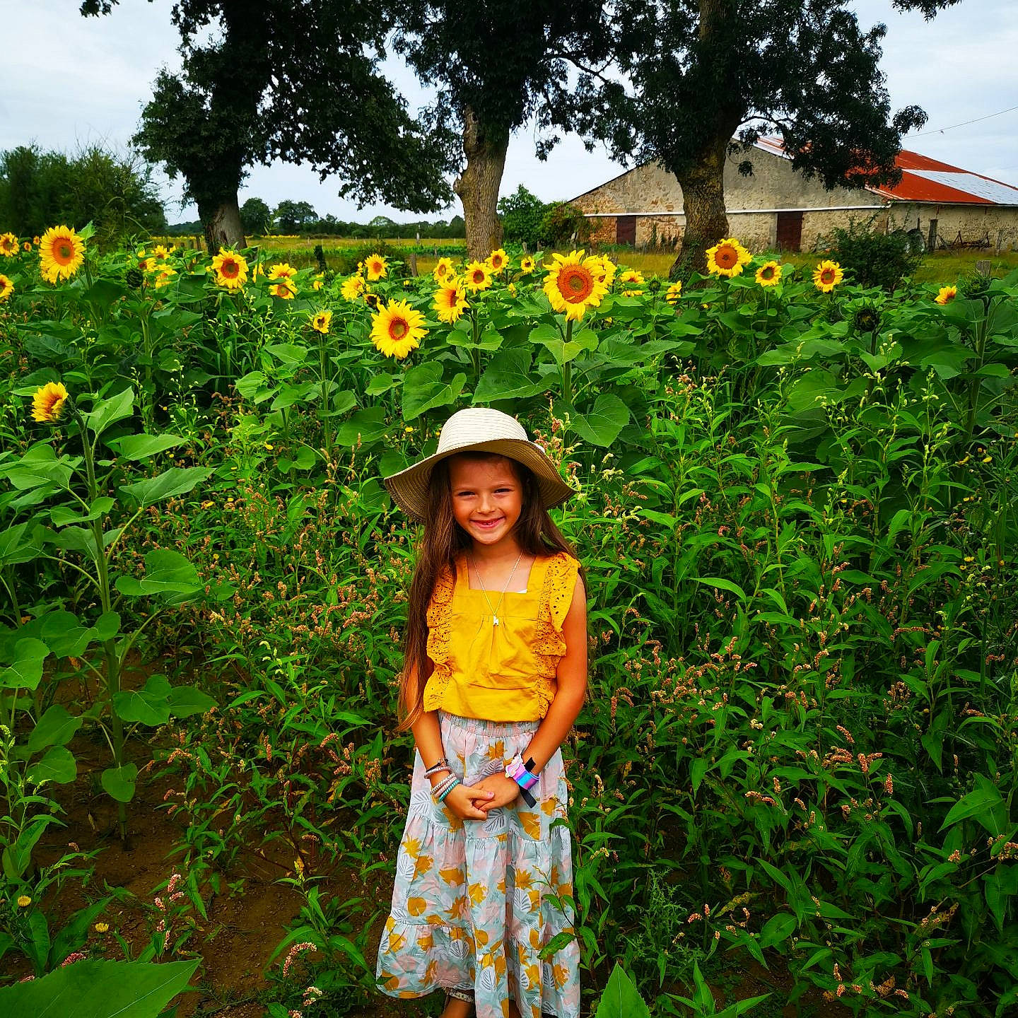 Ilana a rejoint le concours — aidez-le/la à gagner de superbes lots ! agriculture, botany, flower, grass, grassland, green, happy, hat, headgear, headwear, joy, leaf, natural_landscape, people_in_nature, person, petal, plant, shrub, sky, smile