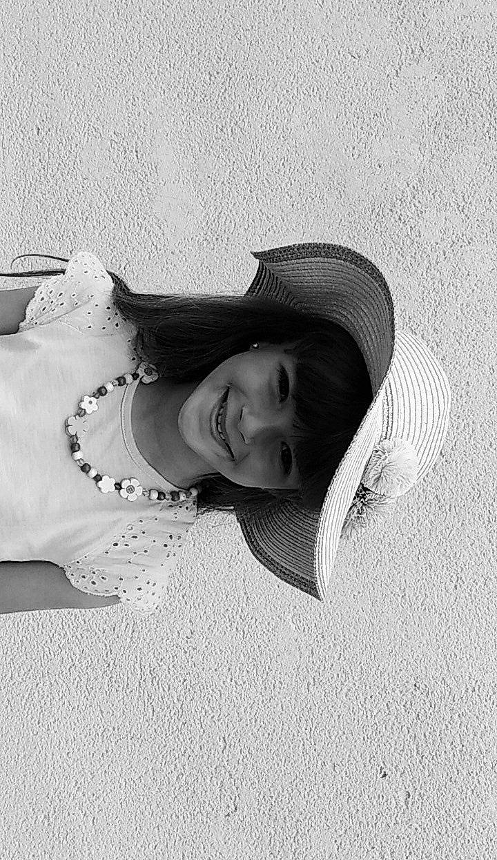 Ilana participe au concours pour gagner de l'argent avec cette photo : black_and_white, comfort, elbow, fashion_accessory, flash_photography, fun, gesture, grass, happy, human_leg, joy, landscape, laugh, linens, monochrome, monochrome_photography, pattern, people_in_nature, person, portrait_photography