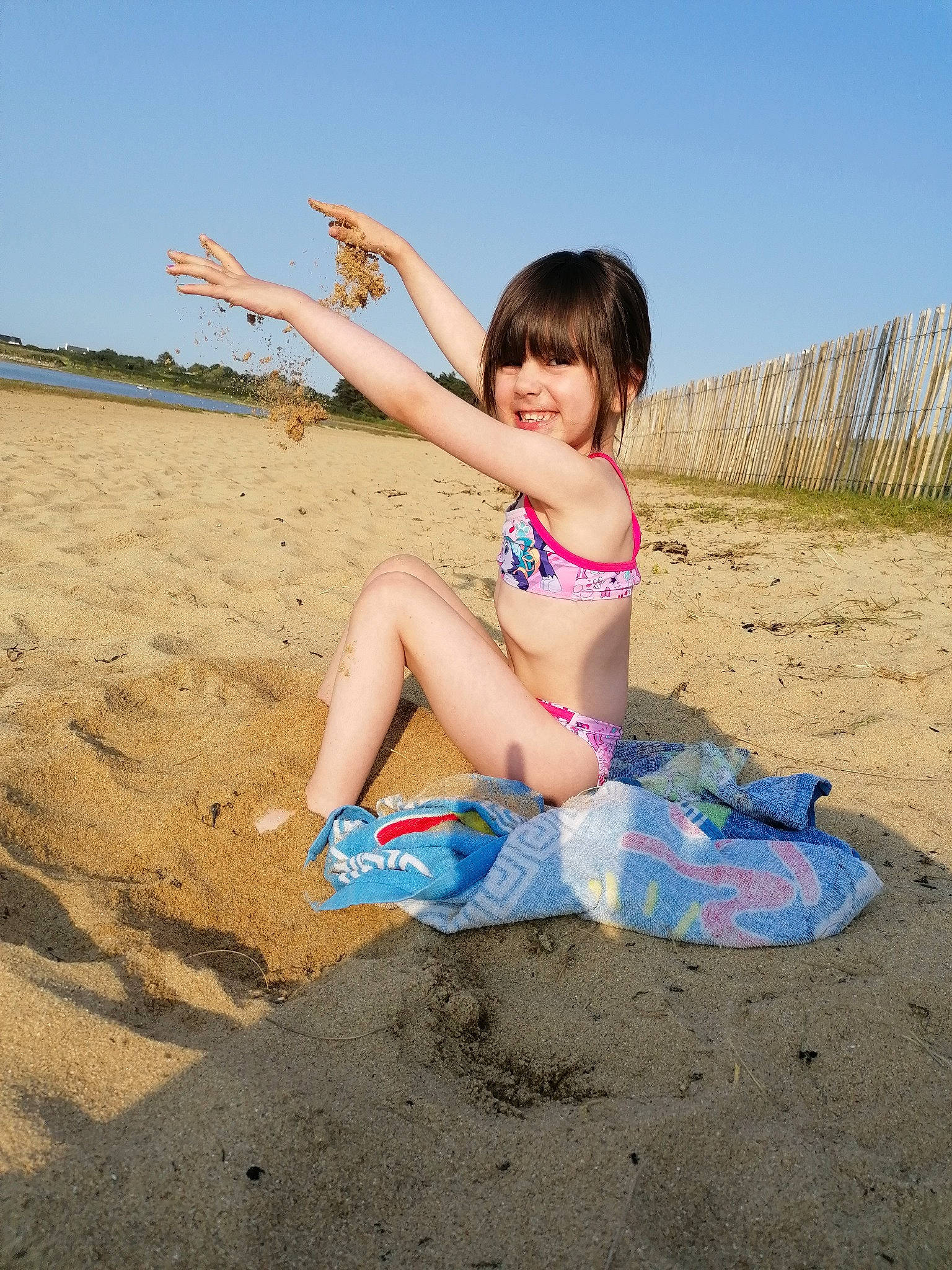 Tifenn participe au concours pour gagner de l'argent avec cette photo : barefoot, beach, beauty, child, coast, fun, happy, joy, leg, long_hair, person, photograph, photography, play, sand, sea, sitting, skin, smile, summer