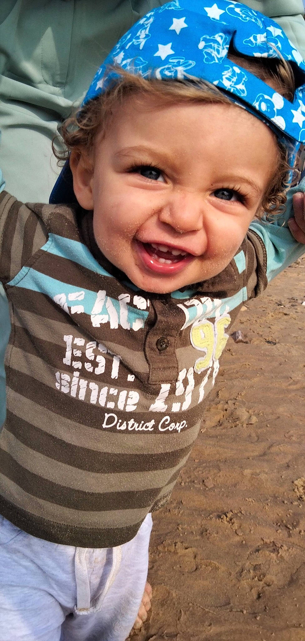 Swan a rejoint le concours — aidez-le/la à gagner de superbes lots ! baby, baby_toddler_clothing, blue, cheek, child, chin, cool, eye, face, facial_expression, happy, head, headwear, lip, neck, people_in_nature, person, plant, skin, sleeve