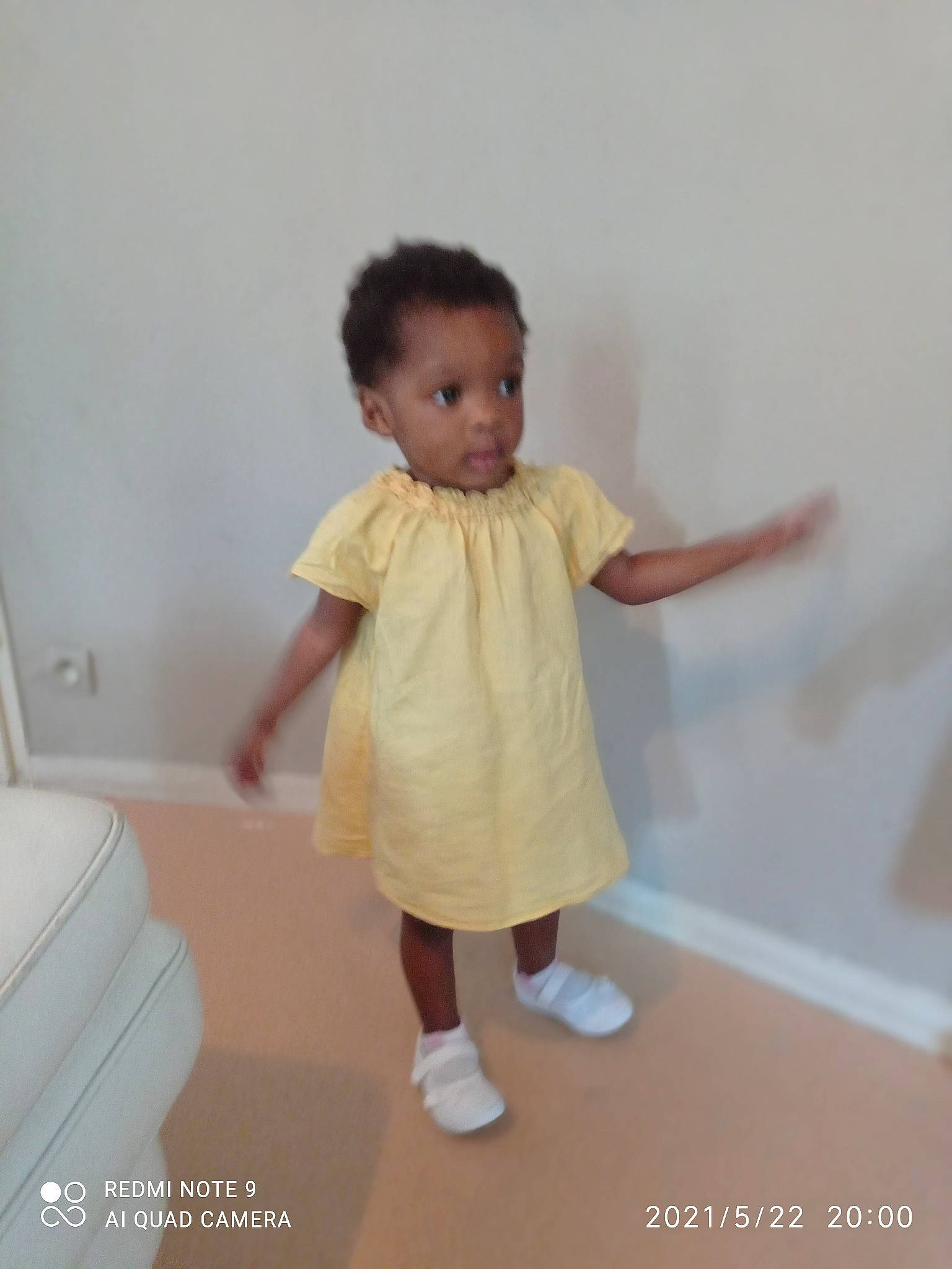 Hosanna participe au concours pour gagner de l'argent avec cette photo : baby, baby_toddler_clothing, child, elbow, flooring, fun, gesture, happy, human_body, human_leg, knee, one_piece_garment, pattern, person, room, sleeve, t_shirt, thumb, toddler, waist