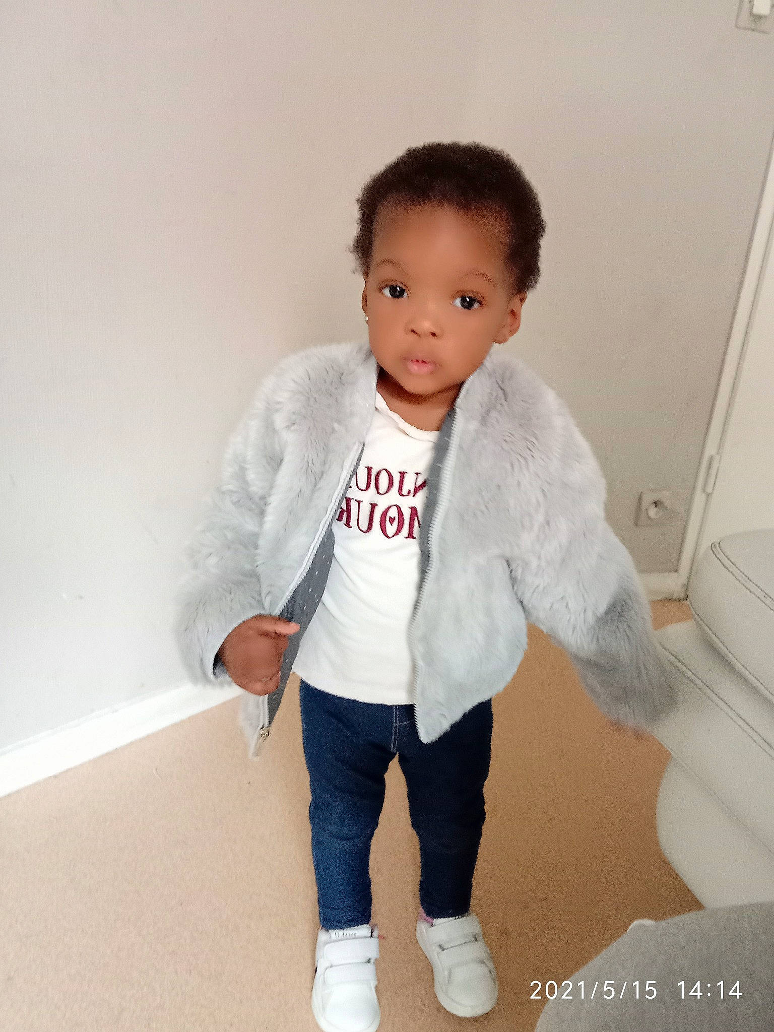 Hosanna a rejoint le concours — aidez-le/la à gagner de superbes lots ! arm, baby_toddler_clothing, collar, denim, elbow, fashion_design, gesture, happy, human_leg, knee, leg, neck, person, sleeve, sportswear, standing, street_fashion, t_shirt, thigh, trunk