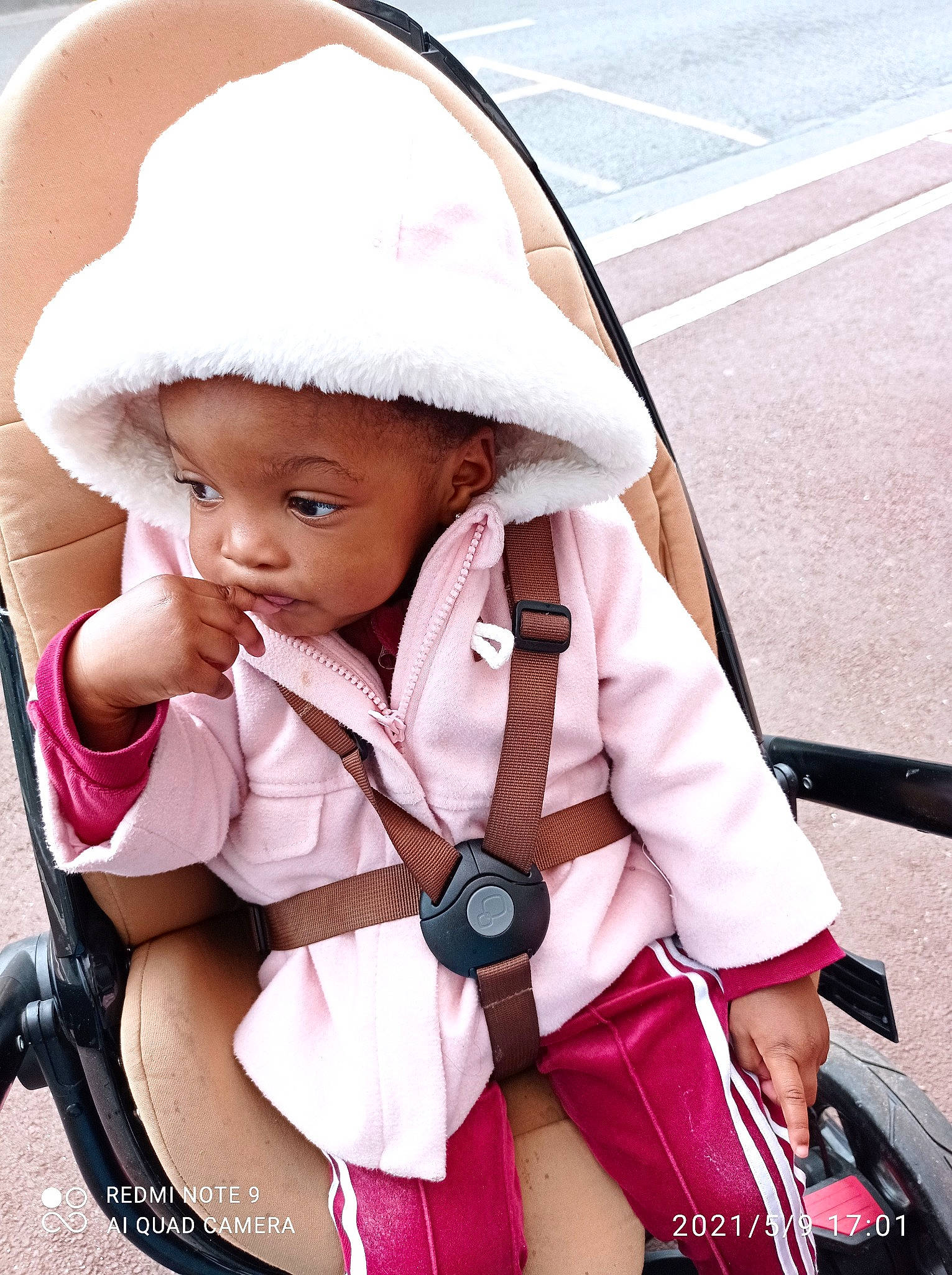 Hosanna a rejoint le concours — aidez-le/la à gagner de superbes lots ! baby, baby_carriage, baby_products, baby_toddler_clothing, cap, cool, facial_expression, fashion_accessory, hairstyle, headwear, human_body, lip, outerwear, person, pink, skin, street_fashion, thigh, toddler, travel
