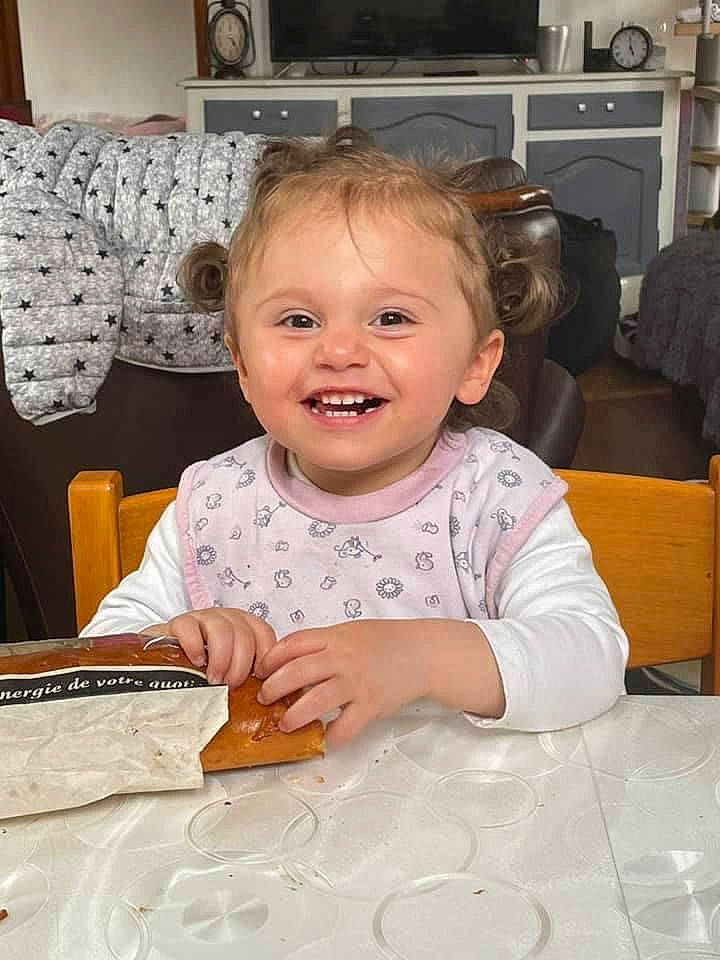 Rose a rejoint le concours — aidez-le/la à gagner de superbes lots ! audio_equipment, baby, chair, cheek, child, event, flooring, fun, hairstyle, happy, home_appliance, joy, kitchen_appliance, living_room, person, room, sitting, smile, table, television