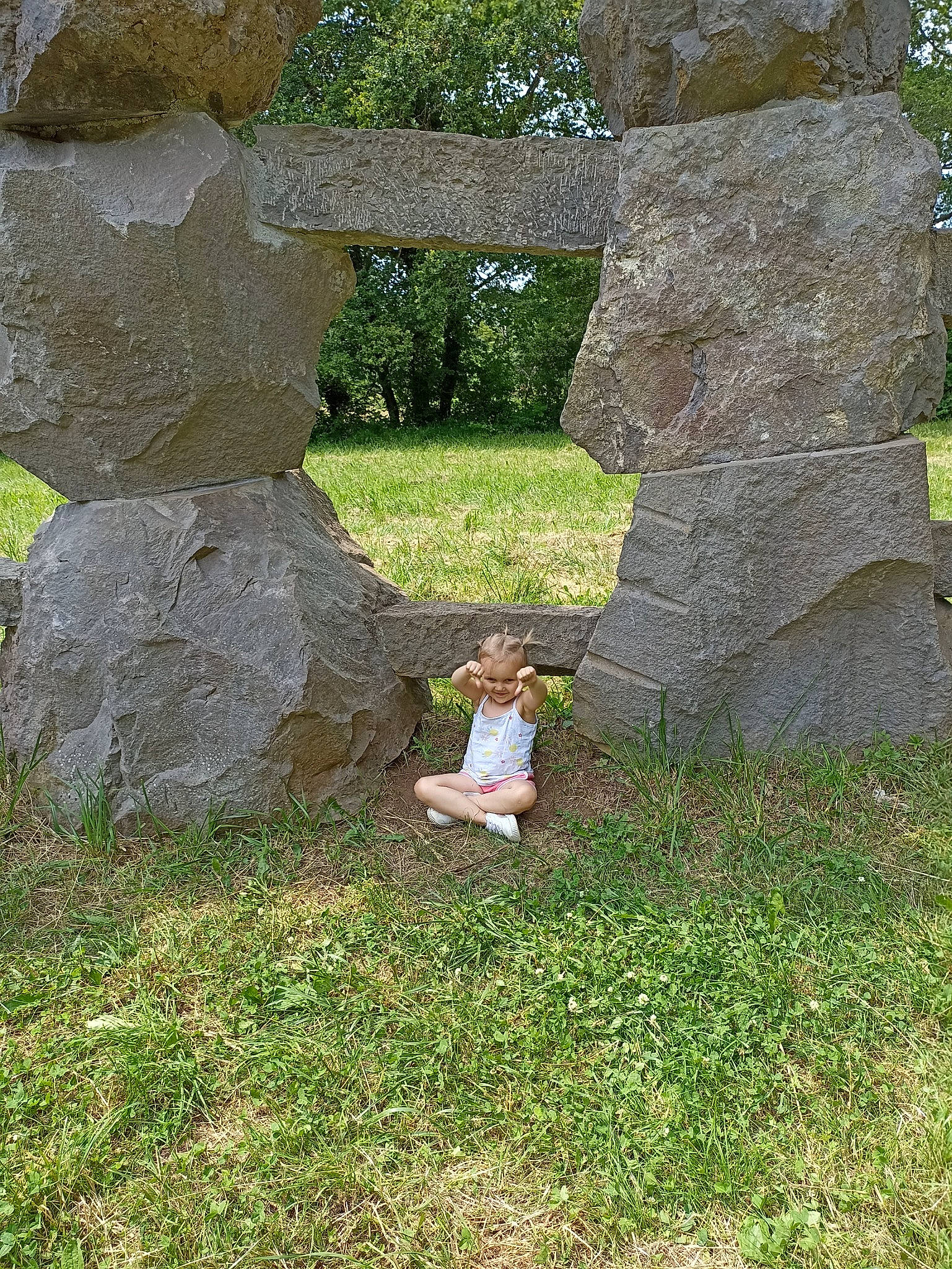 Talya a rejoint le concours — aidez-le/la à gagner de superbes lots ! art, bedrock, environmental_art, garden, grass, grass_family, grassland, groundcover, joy, landscape, lawn_ornament, leisure, megalith, people_in_nature, person, plant, rock, shrub, toddler, tree