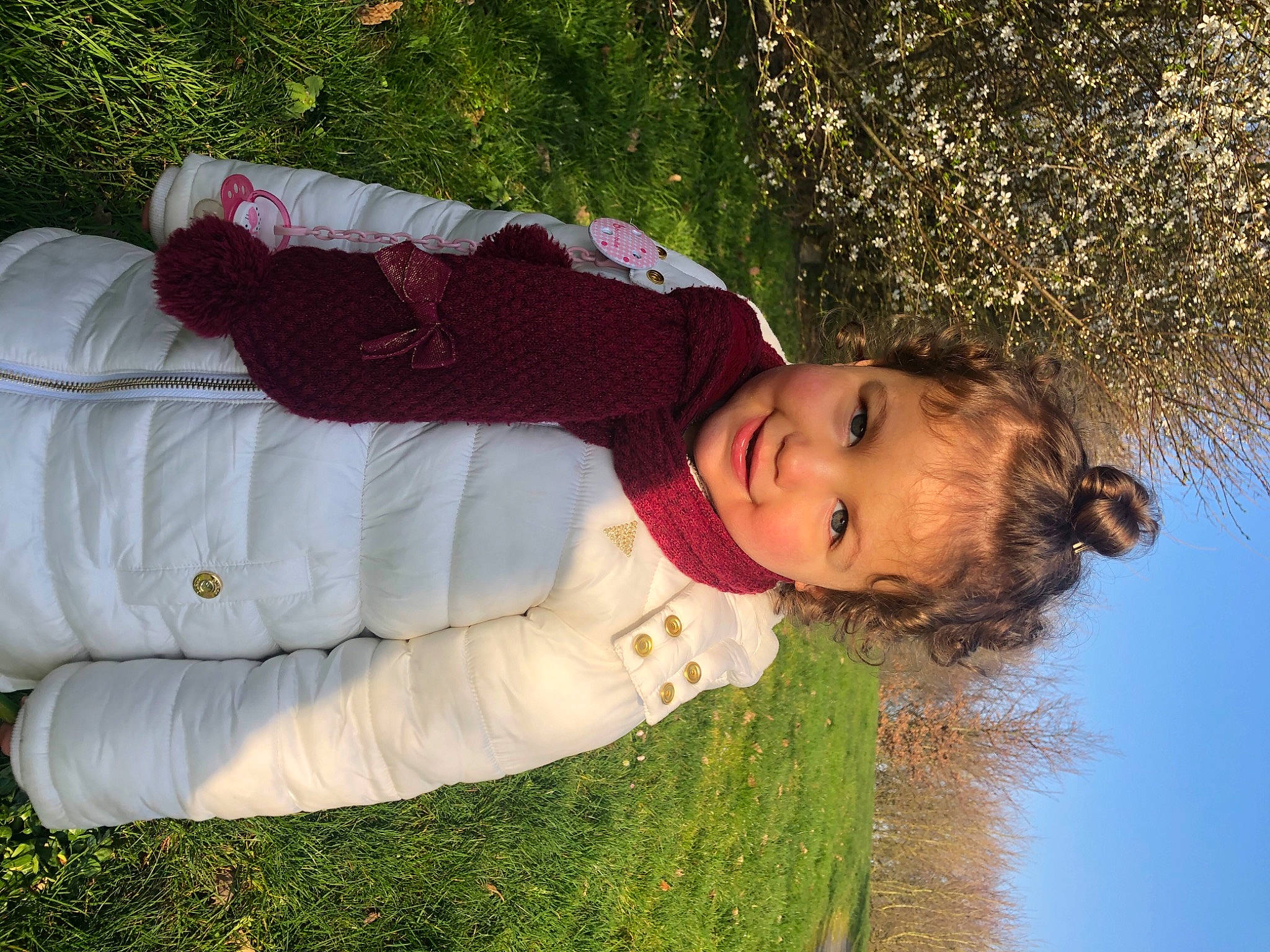 Kamélia participe au concours pour gagner de l'argent avec cette photo : baby, baby_toddler_clothing, botany, child, fun, garden, grass, grass_family, grassland, happy, joy, leisure, people_in_nature, person, plant, sky, smile, toddler, tree