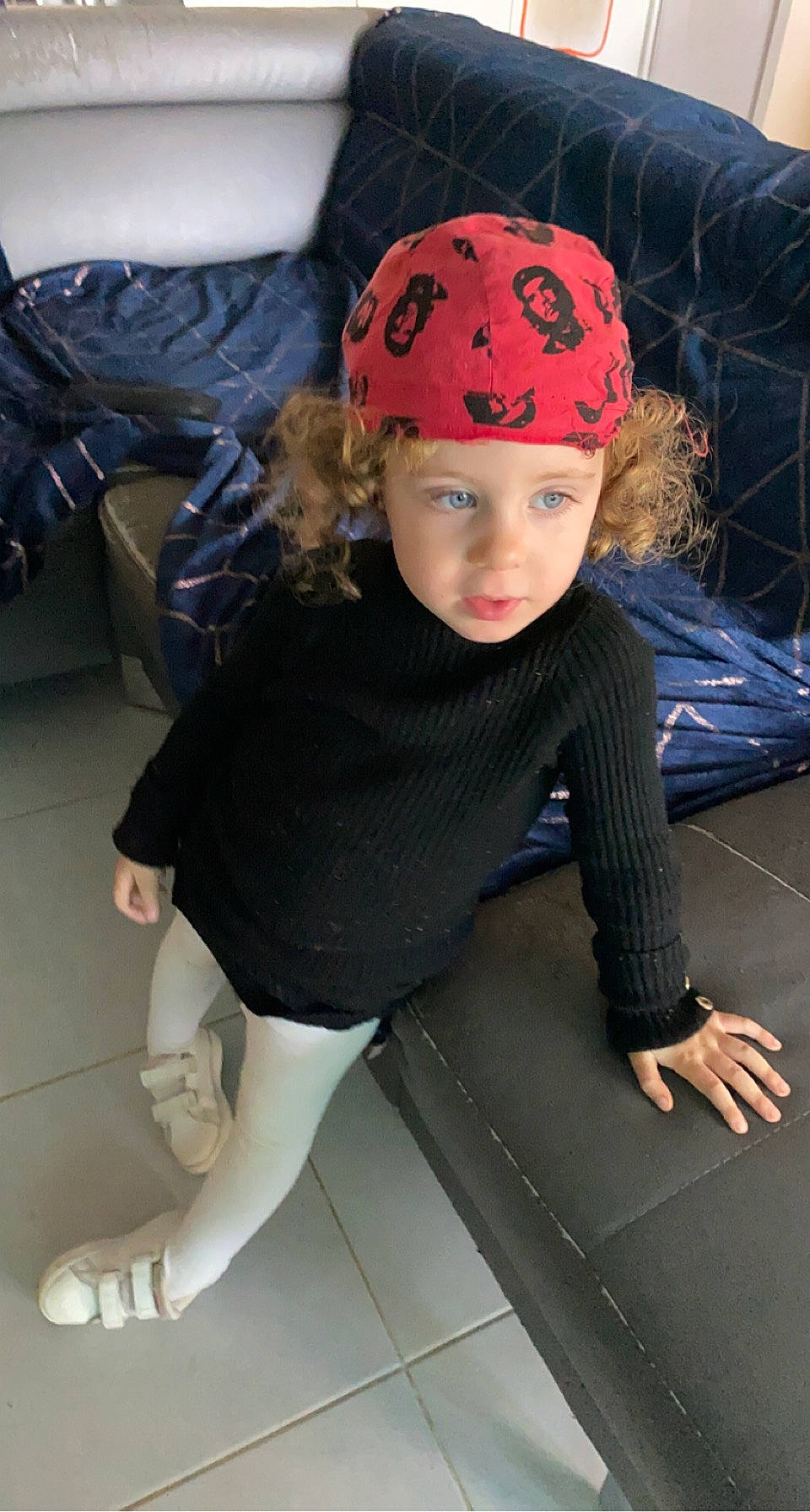 Leelou participe au concours pour gagner de l'argent avec cette photo : beanie, blond, cap, fashion_accessory, flooring, fun, headwear, helmet, human_leg, knee, leg, leggings, leisure, person, personal_protective_equipment, recreation, sitting, sleeve, sportswear, t_shirt