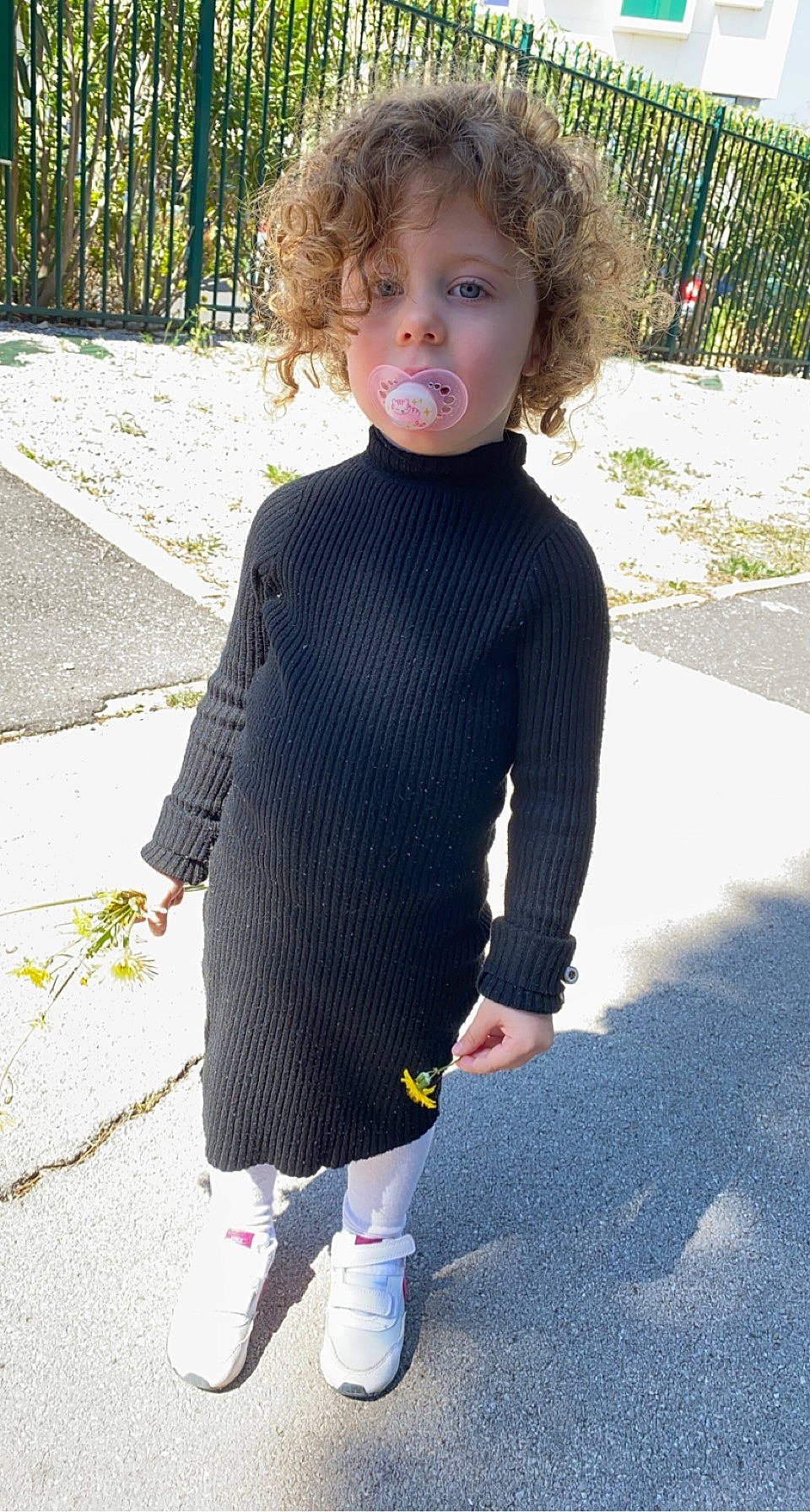 Leelou participe au concours pour gagner de l'argent avec cette photo : baby_toddler_clothing, electric_blue, grass, grey, hair, head, human_body, joint, knee, neck, outerwear, pattern, person, plant, sleeve, sportswear, standing, street_fashion, t_shirt, toddler