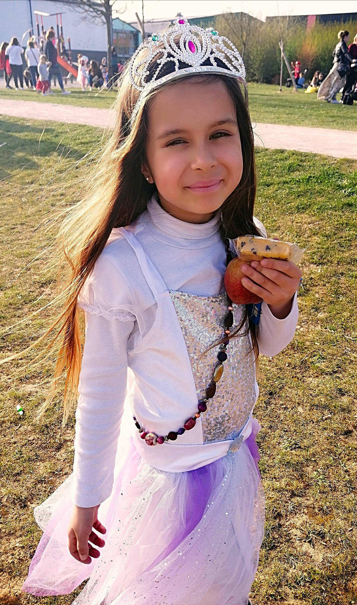 Ambre a rejoint le concours — aidez-le/la à gagner de superbes lots ! clothing, cool, electric_blue, event, fun, glove, grass, hairstyle, happy, headpiece, headwear, jewellery, joy, long_hair, neck, necklace, person, pink, sleeve, smile