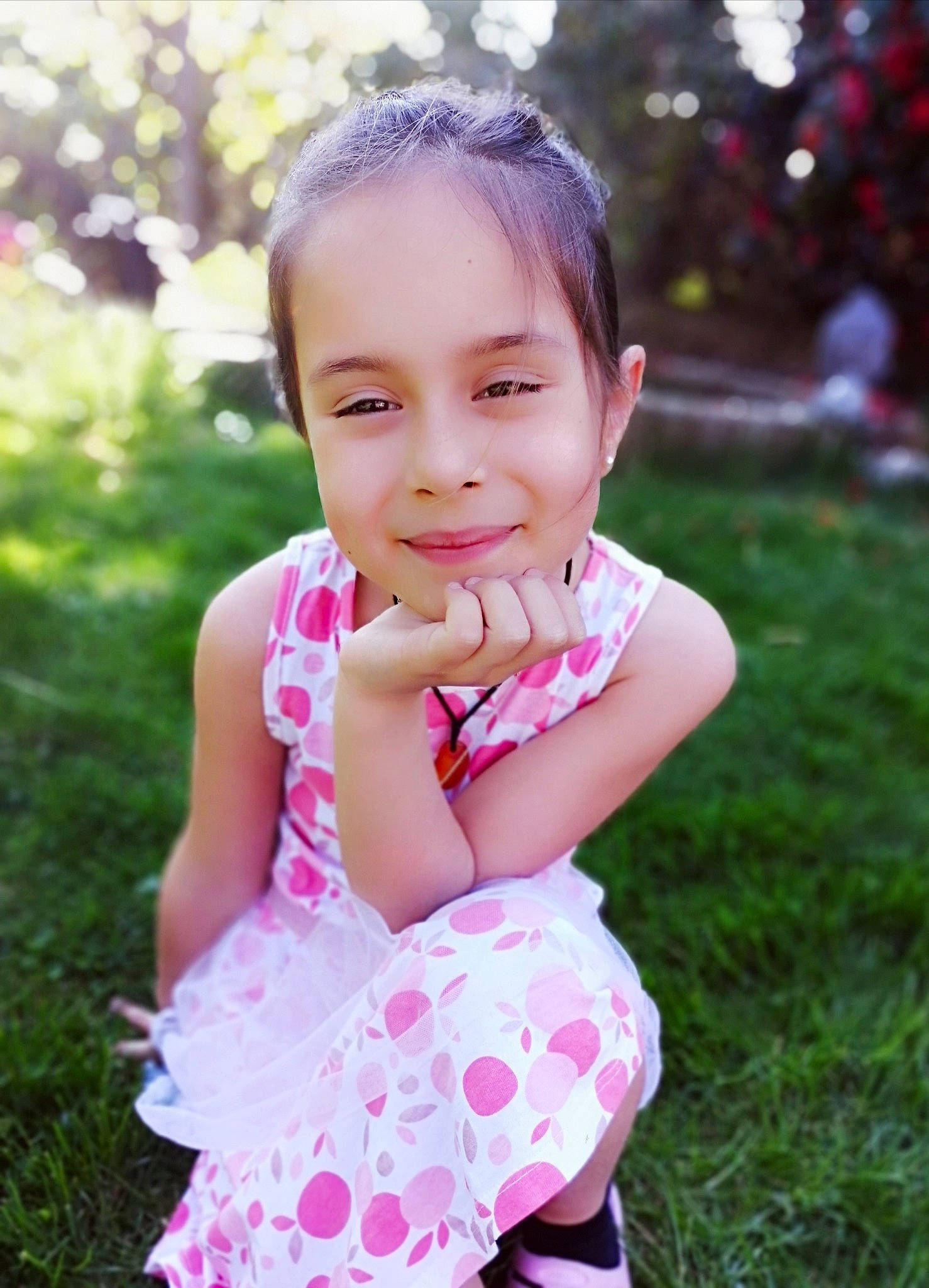 Ambre a rejoint le concours — aidez-le/la à gagner de superbes lots ! baby, baby_toddler_clothing, beauty, child, dress, flash_photography, fun, gesture, grass, grass_family, happy, joy, lip, magenta, people_in_nature, person, pink, plant, skin, sleeve