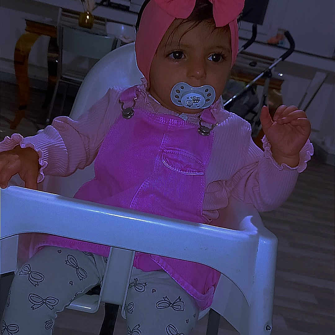 Bergula participe au concours pour gagner de l'argent avec cette photo : baby_clothes, child, curious, face, flooring, furniture, headband, high_chair, home, indoor, leggings, pacifier, patterned_clothing, person, pink_bow, sitting, stroller, toddler, window, young_child