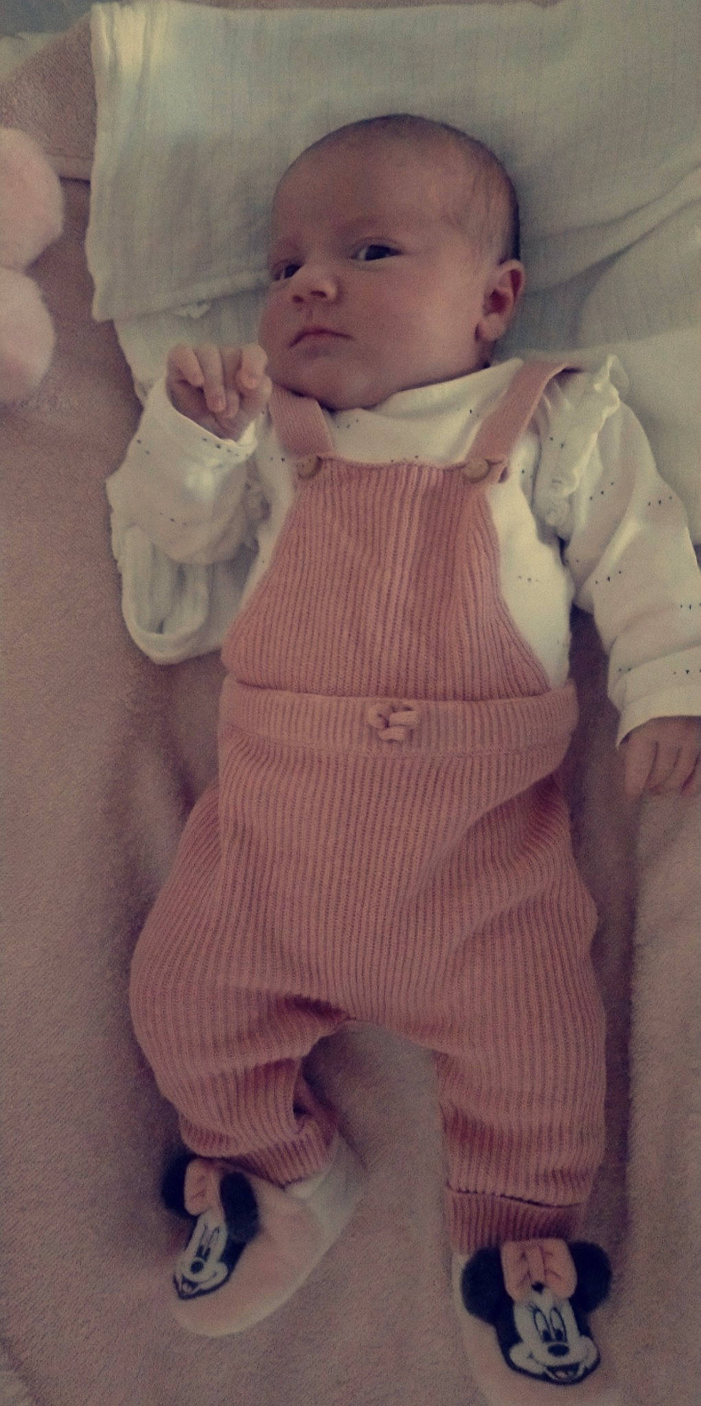 Lyna a rejoint le concours — aidez-le/la à gagner de superbes lots ! baby, baby_sleeping, baby_toddler_clothing, cheek, chest, collar, comfort, dress_shirt, finger, lip, neck, nose, outerwear, pattern, person, pink, skin, sleeve, textile, toddler