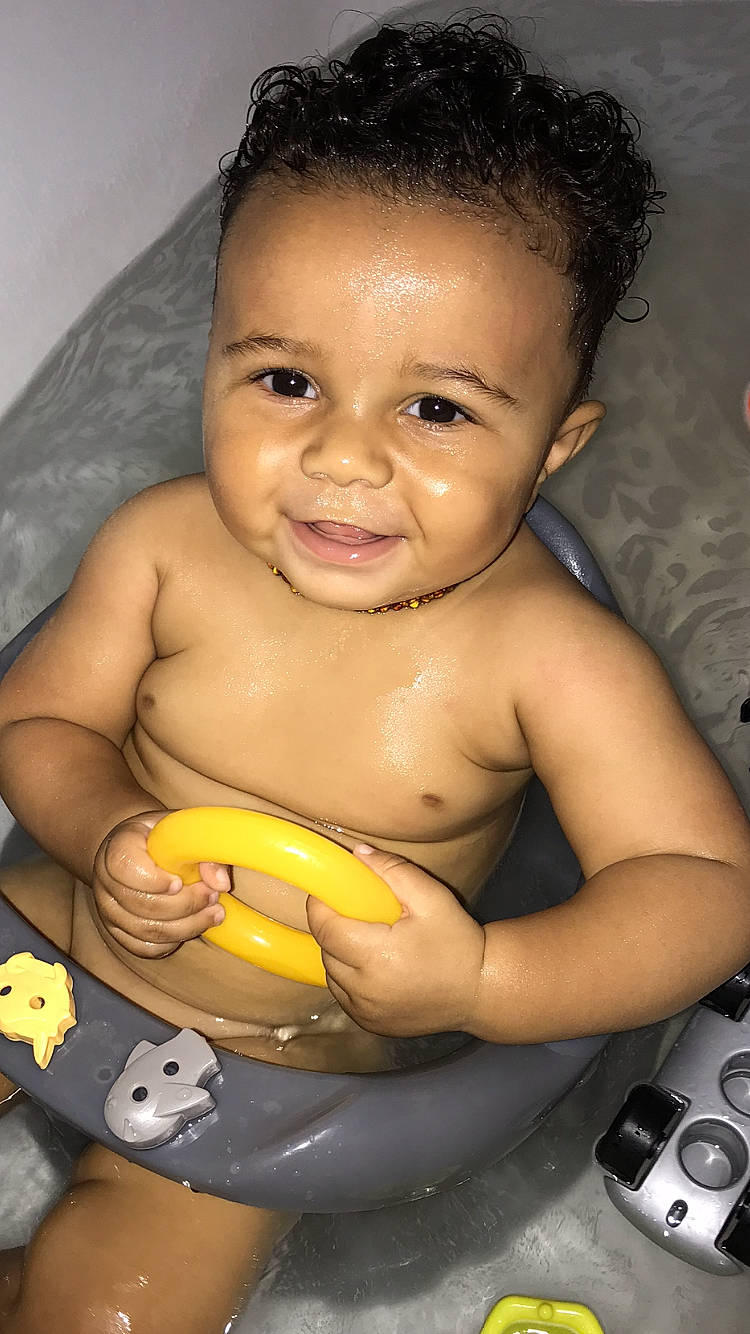 Kaïl a rejoint le concours — aidez-le/la à gagner de superbes lots ! baby, baby_bathing, bathing, bathtub, cheek, child, eye, forehead, fun, nose, person, rubber_ducky, skin, smile, toddler