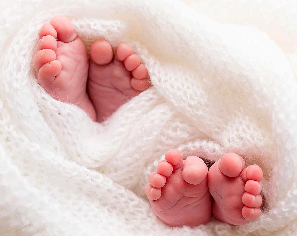 Taïssya Et Talyssia participe au concours pour gagner de l'argent avec cette photo : baby, blanket, closeup, comfort, cozy, cuddle, cute, feet, infant, knit, newborn, peaceful, skin, small, soft, tender, toes, warm, white, wrapped