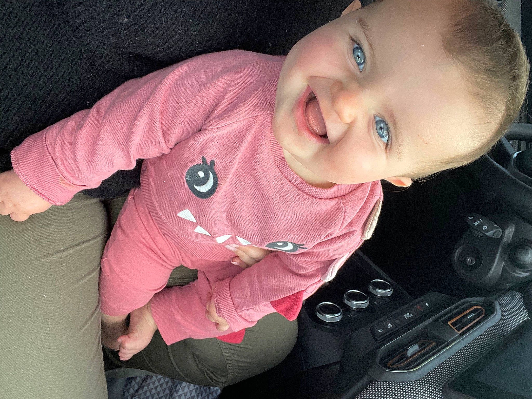Emma participe au concours pour gagner de l'argent avec cette photo : arm, baby, baby_toddler_clothing, cheek, cool, eye, finger, flash_photography, head, iris, mouth, nose, organ, person, product, skin, sleeve, smile, standing, thumb
