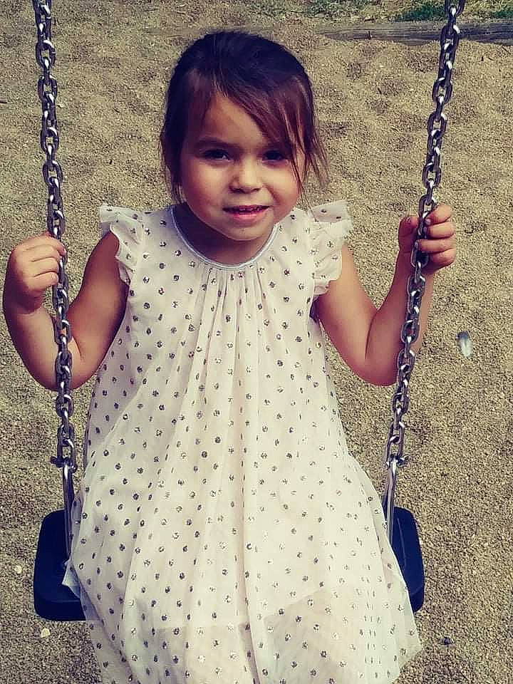 Kelya participe au concours pour gagner de l'argent avec cette photo : arm, black, clothing, eye, face, facial_expression, fashion, hair, hairstyle, hand, happy, head, human_body, neck, outerwear, person, product, shoulder, skin, swing