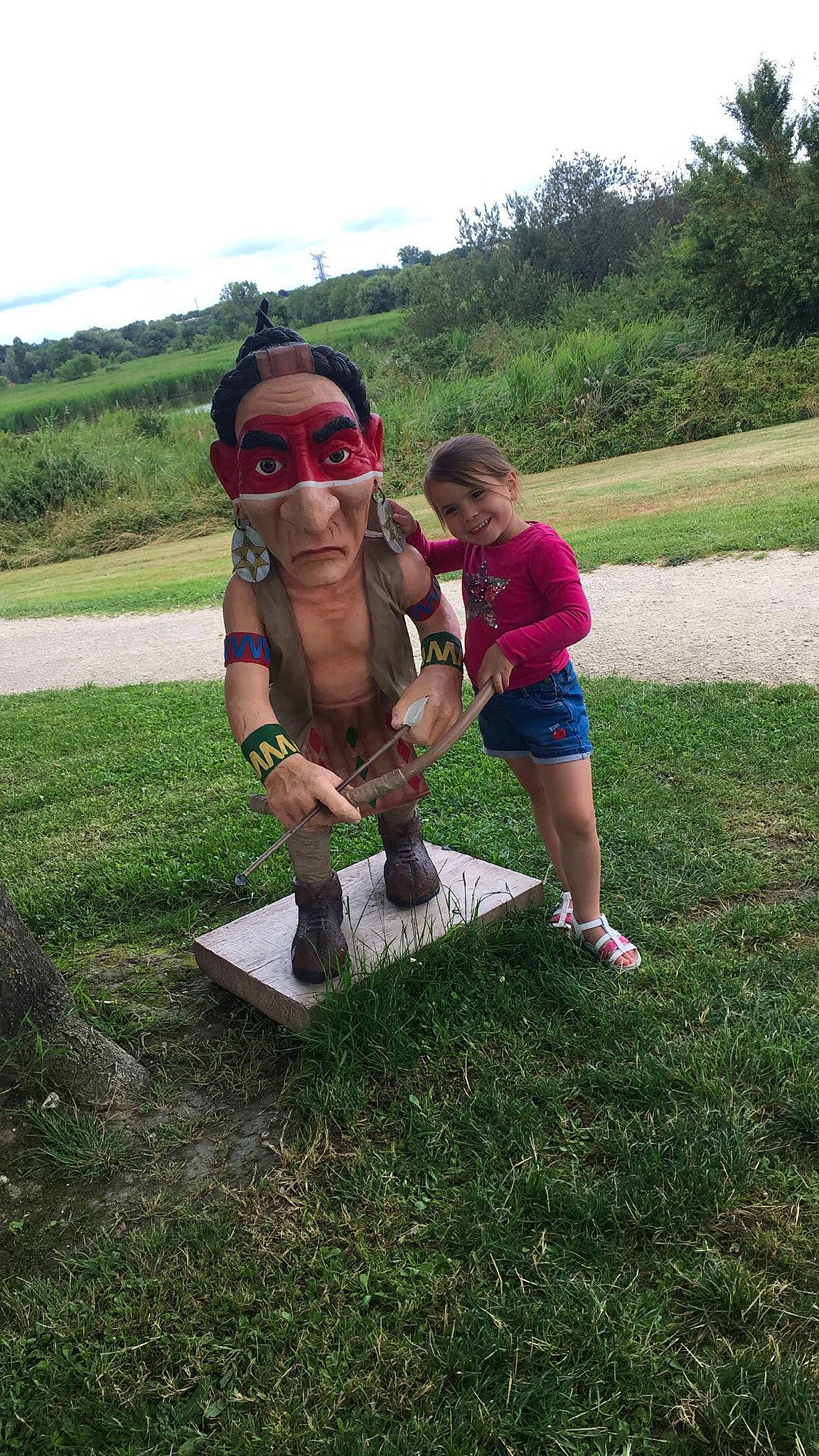 Kelya a rejoint le concours — aidez-le/la à gagner de superbes lots ! event, eyewear, fun, goggles, grass, grassland, hand, happy, human_leg, joy, landscape, leisure, person, plant, recreation, shorts, sky, smile, soil, sunglasses