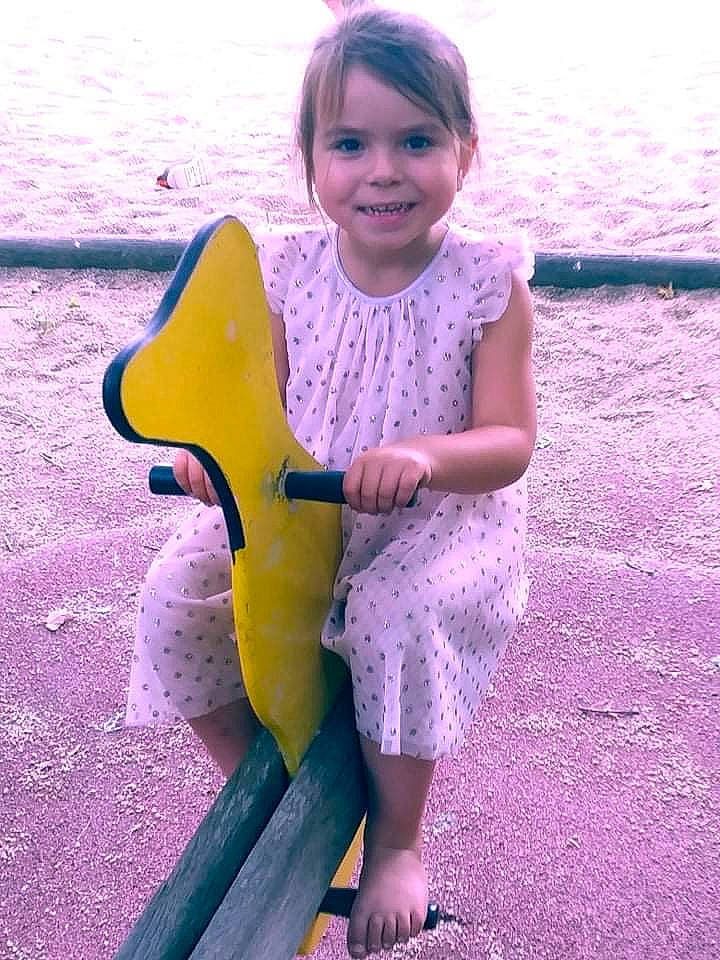 Kelya participe au concours pour gagner de l'argent avec cette photo : baby_toddler_clothing, beach, beauty, child, city, fun, grass, happy, head, joy, leisure, magenta, people_in_nature, person, pink, purple, recreation, sitting, smile, toddler