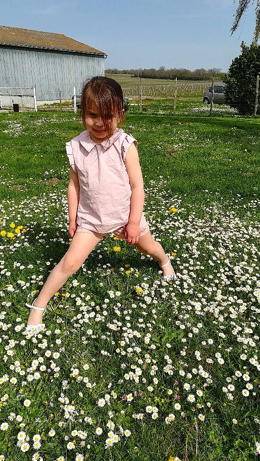 Kelya a rejoint le concours — aidez-le/la à gagner de superbes lots ! annual_plant, field, flower, flowering_plant, grass, grass_family, grassland, groundcover, happy, joy, landscape, lawn, meadow, people_in_nature, person, petal, plant, shrub, sky, smile