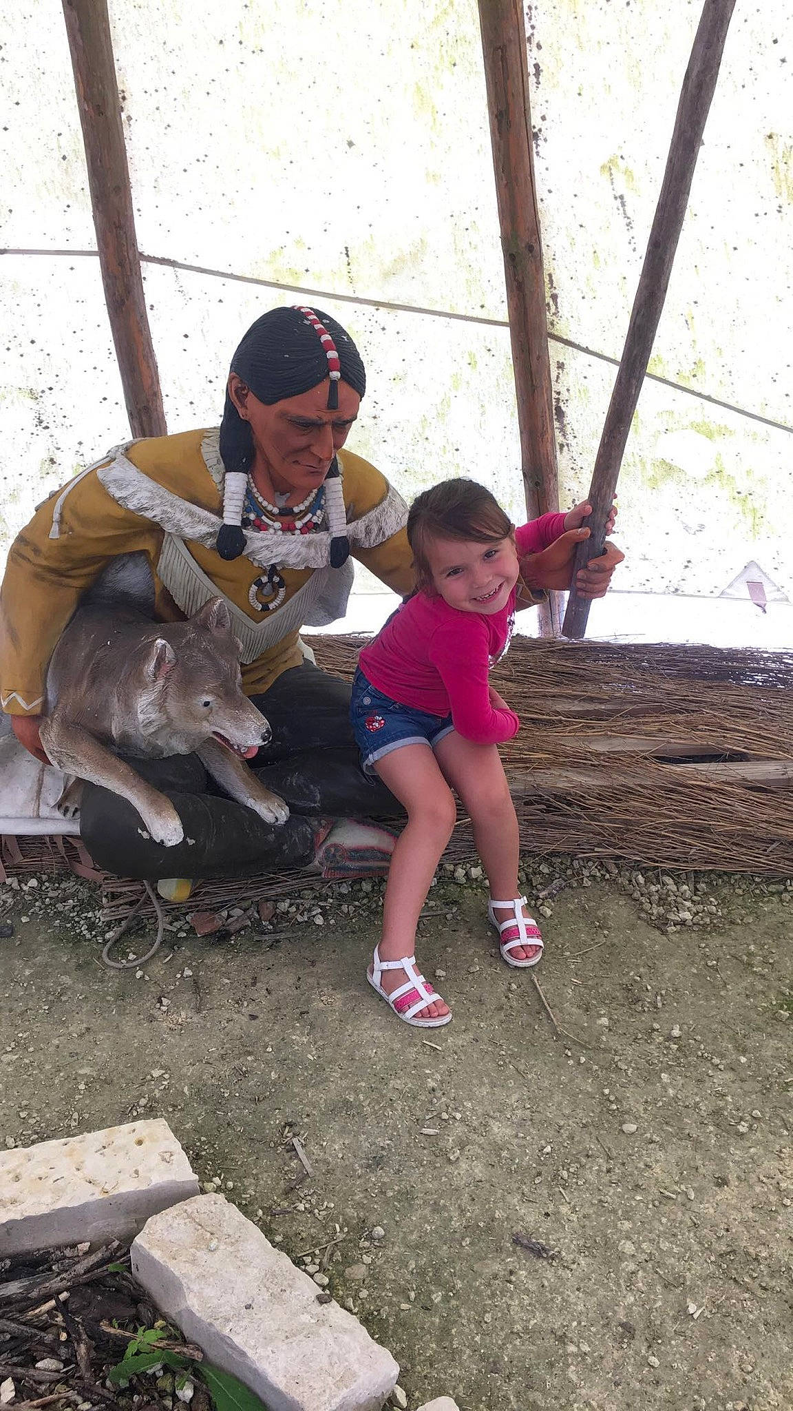 Kelya a rejoint le concours — aidez-le/la à gagner de superbes lots ! adventure, baseball_cap, child, fun, grass, happy, hat, headwear, joy, landscape, leisure, luggage_and_bags, person, recreation, sandal, shoe, shorts, sitting, sneakers, soil