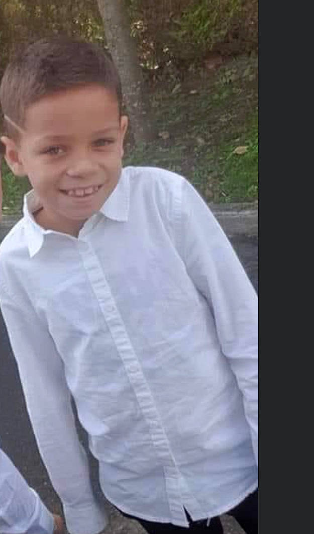 évan participe au concours pour gagner de l'argent avec cette photo : bow_tie, chest, collar, dress_shirt, face, formal_wear, fun, gesture, grass, hair, happy, head, joy, neck, person, plant, sleeve, smile, suit, tie