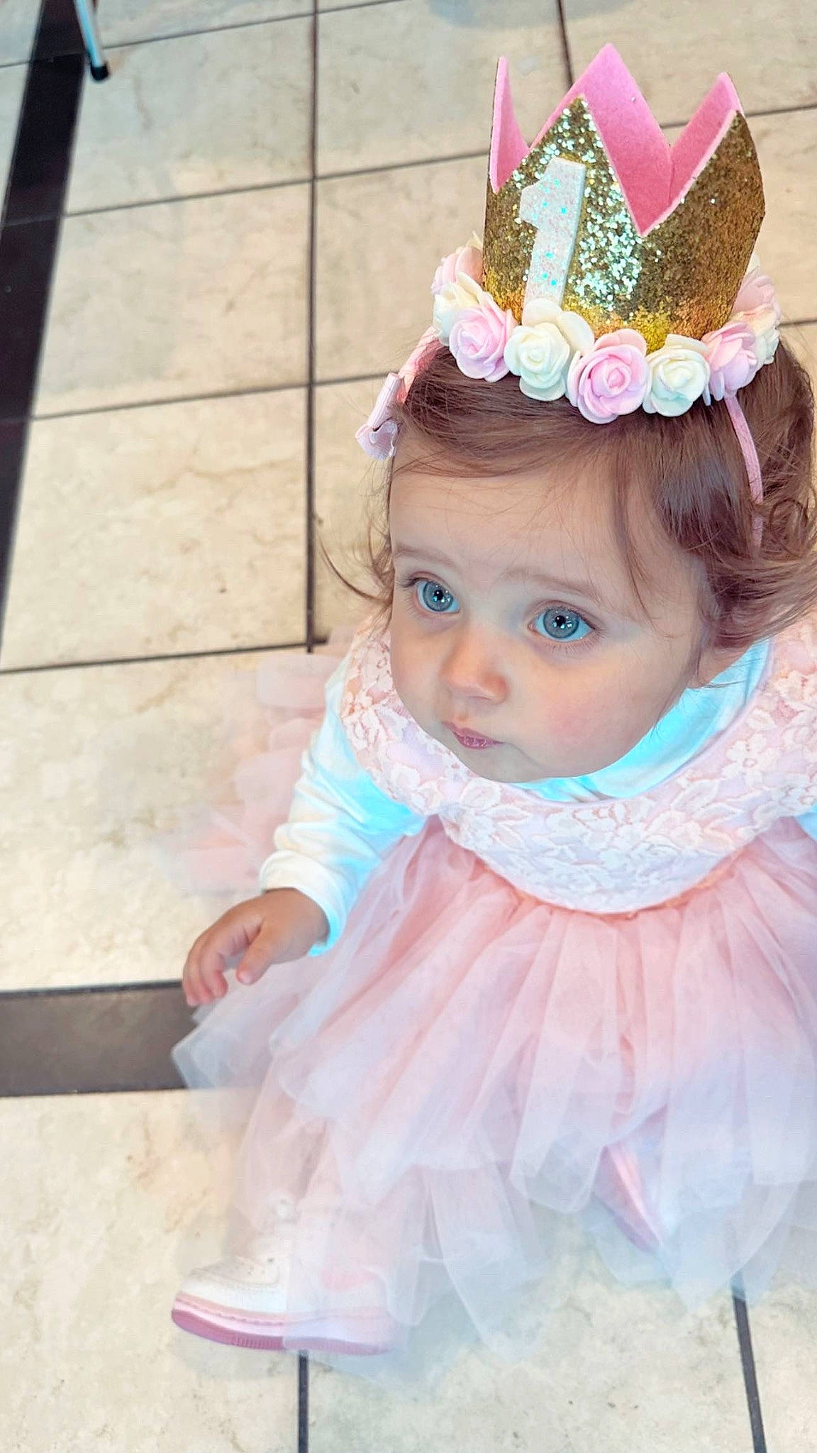 Giulia participe au concours pour gagner de l'argent avec cette photo : baby_toddler_clothing, bridal_accessory, costume_hat, dress, embellishment, event, eye, eyelash, fashion_design, happy, headband, headgear, headpiece, iris, jewellery, magenta, party_hat, party_supply, person, pink