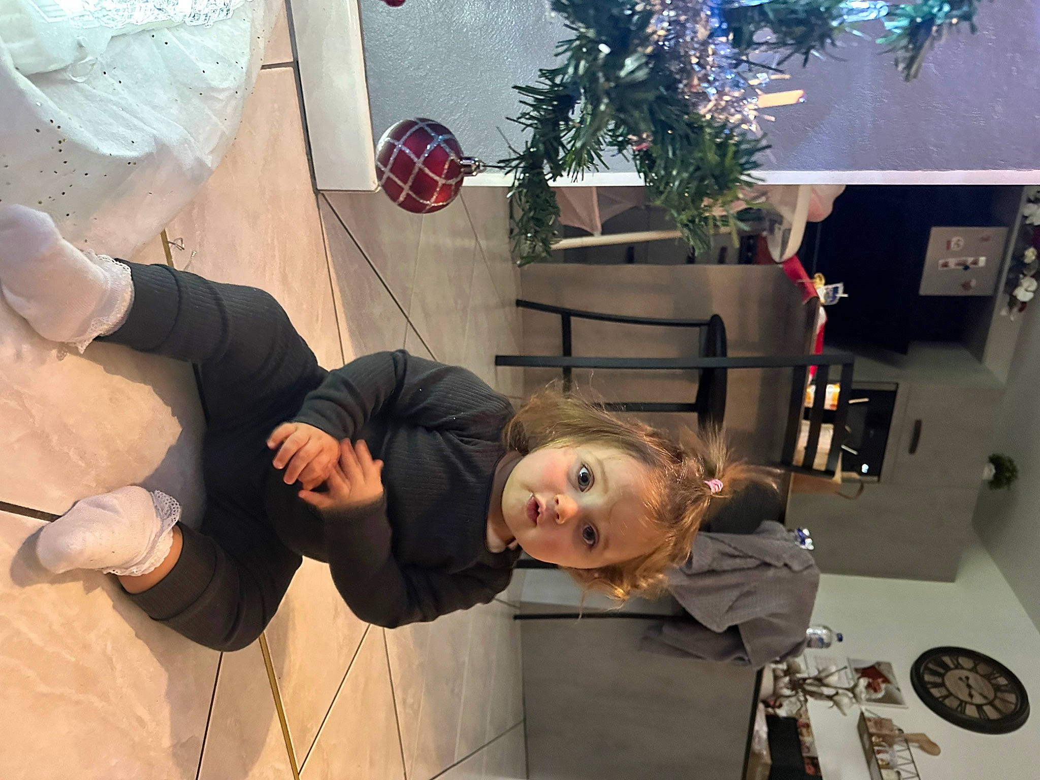 Giulia participe au concours pour gagner de l'argent avec cette photo : balloon, chair, christmas, christmas_tree, event, eyewear, flowerpot, fun, holiday, holiday_ornament, houseplant, ornament, person, plant, room, sandal, sitting, t_shirt, table, tree