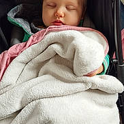 Walter participe au concours pour gagner de l'argent avec cette photo : baby, sleeping, blanket, stroller, child, cozy, soft, pink, green, clothing, face, peaceful, nap, infant, young_child, rest, warm, comfort, head, cushion