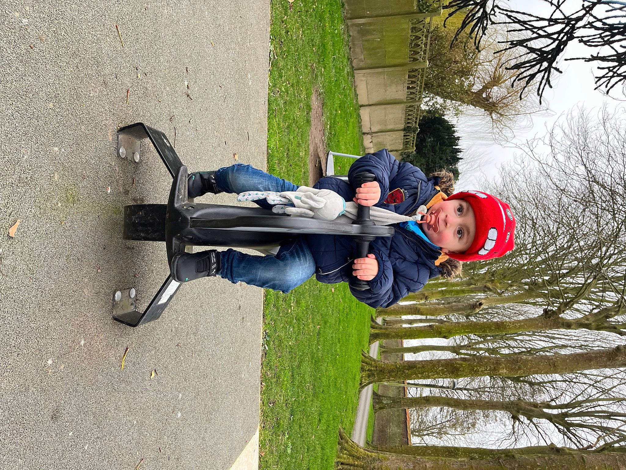 Raphaël participe au concours pour gagner de l'argent avec cette photo : fun, grass, headwear, leisure, people_in_nature, person, plant, recreation, toddler, tree, walking_shoe, winter