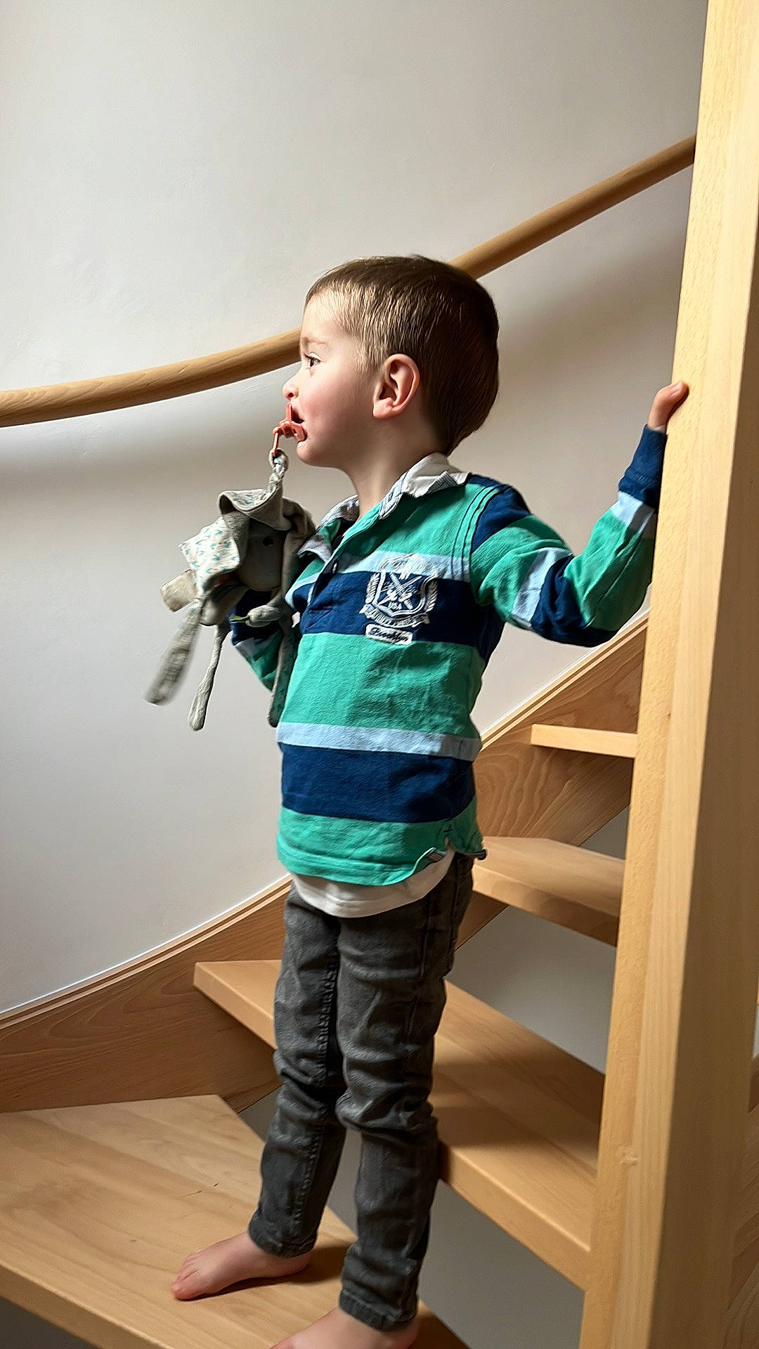 Raphaël participe au concours pour gagner de l'argent avec cette photo : baby_toddler_clothing, child, door, eye, flooring, fun, hardwood, house, outerwear, pattern, person, play, room, sleeve, stairs, standing, t_shirt, toddler, white, wood