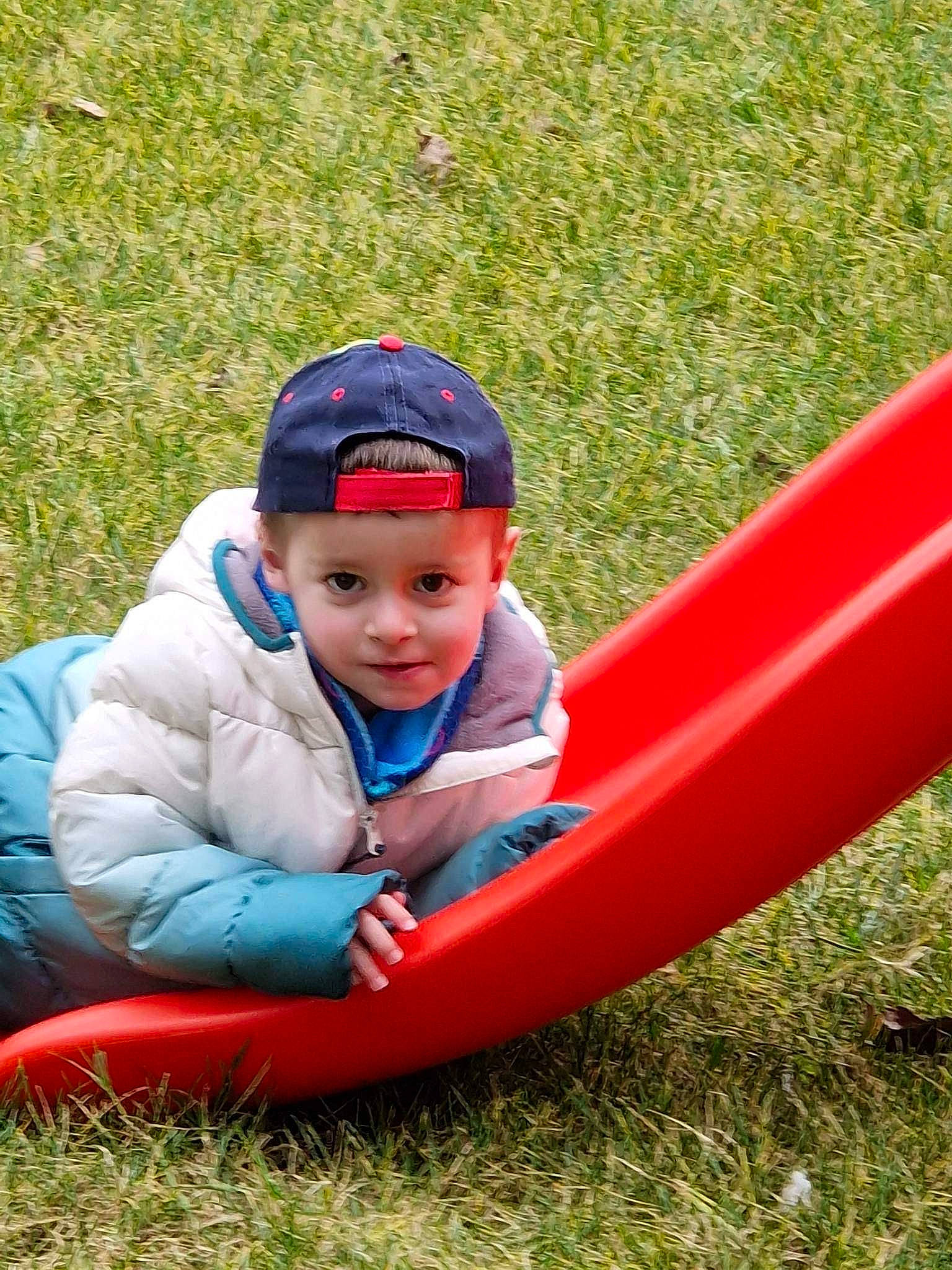 Raphaël participe au concours pour gagner de l'argent avec cette photo : baby, baby_toddler_clothing, baseball_cap, cap, child, chute, comfort, electric_blue, fun, grass, grassland, hat, headwear, lawn, leisure, outdoor_recreation, people_in_nature, person, plant, recreation