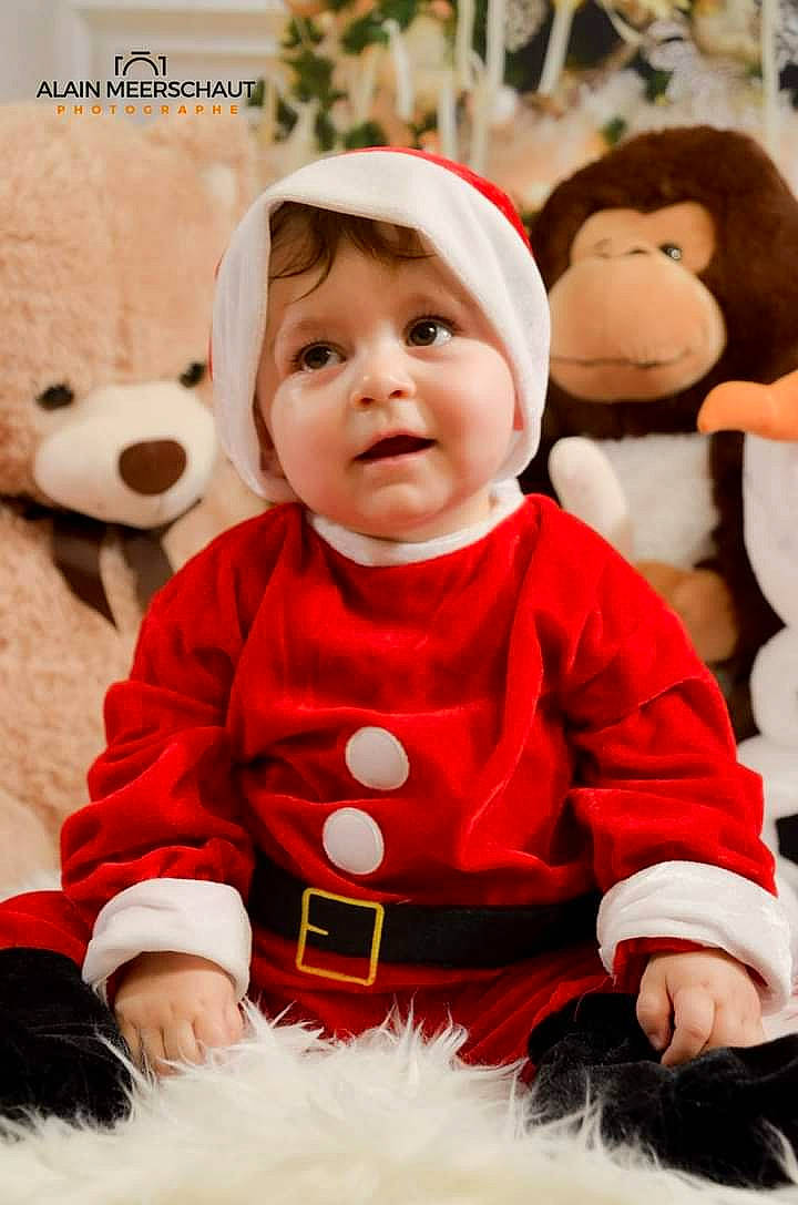 Raphaël a rejoint le concours — aidez-le/la à gagner de superbes lots ! baby, child, christmas, christmas_eve, fictional_character, fur, happy, headwear, person, santa_claus, smile, toddler