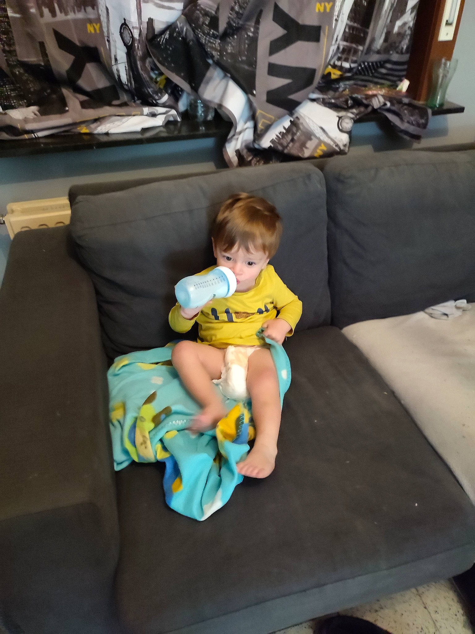 Raphaël a rejoint le concours — aidez-le/la à gagner de superbes lots ! automotive_design, baby, baby_toddler_clothing, comfort, couch, fun, furniture, human_leg, lap, leisure, living_room, mammal, person, room, shorts, sitting, sock, t_shirt, table, thigh