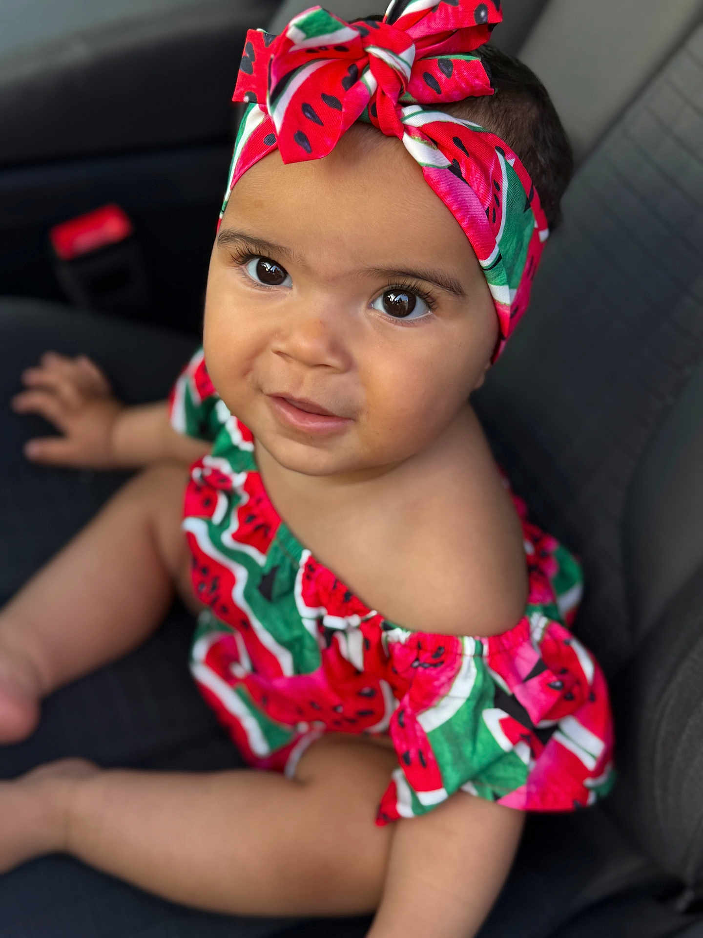 Leyna a rejoint le concours — aidez-le/la à gagner de superbes lots ! baby, child, infant, watermelon_pattern, headband, clothing, car_seat, cute, portrait, smiling, sitting, skin, face, eyes, eyelashes, summer, colorful, fashion, closeup, adorable