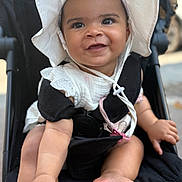 Leyna participe au concours pour gagner de l'argent avec cette photo : baby, child, smiling, stroller, white_hat, outdoor, cute, happy, infant, portrait, baby_clothing, black_stroller, feet, hands, sun_hat, closeup, seatbelt, baby_face, baby_pose, daylight