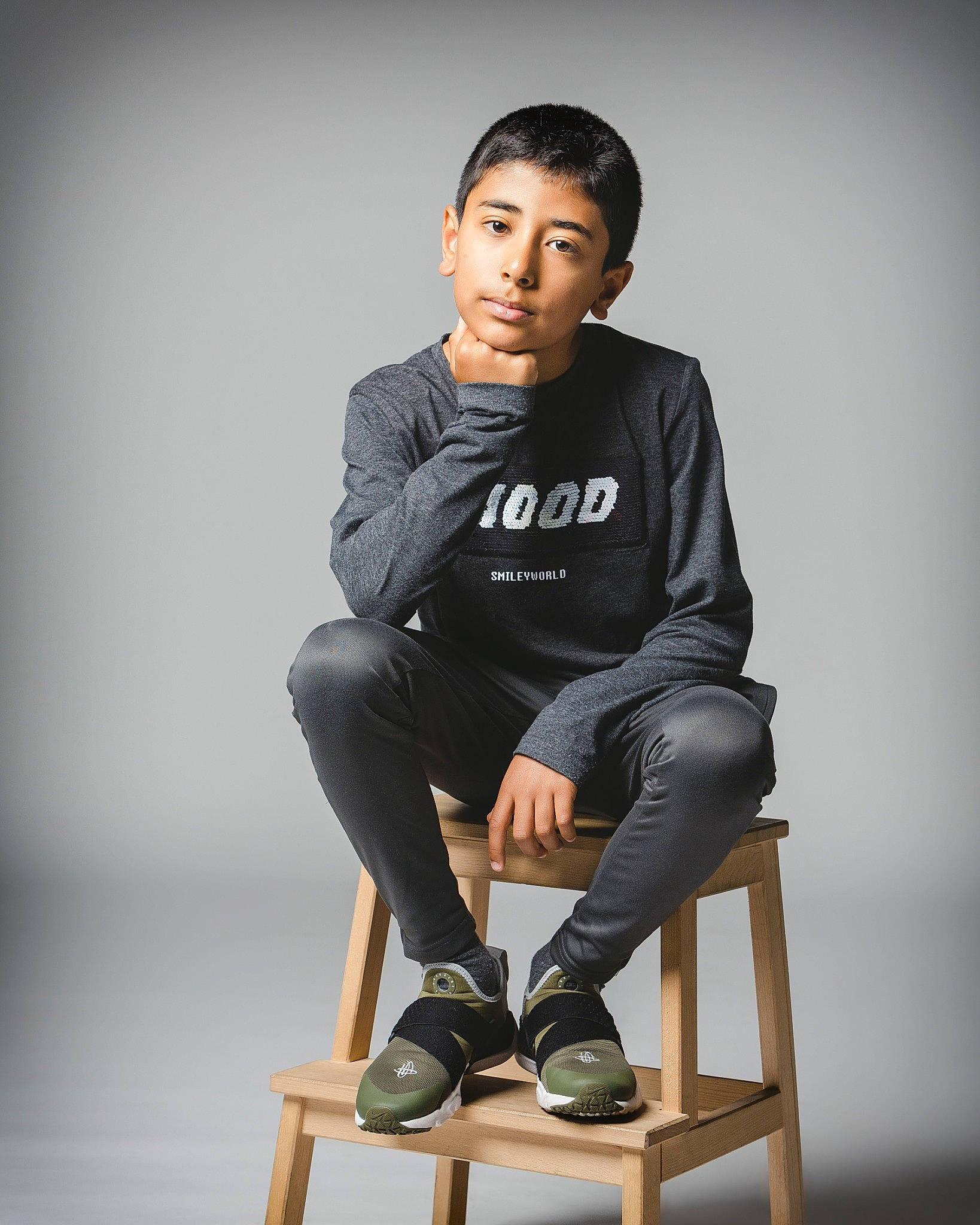 Leonardo participe au concours pour gagner de l'argent avec cette photo : black, fashion, flash_photography, footwear, furniture, jeans, model, person, photo_shoot, photography, shoe, sitting, standing, style, t_shirt