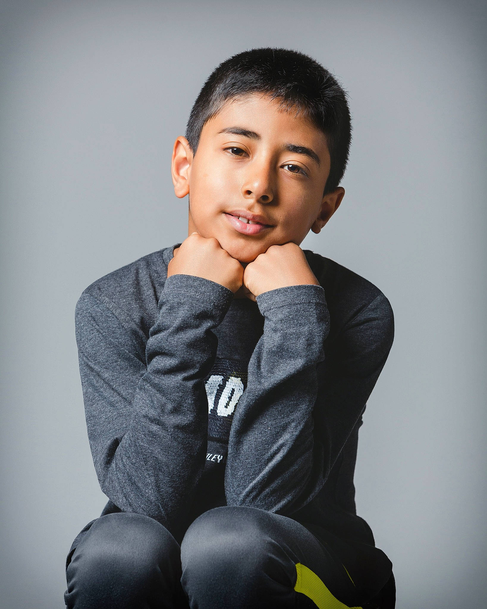 Leonardo a rejoint le concours — aidez-le/la à gagner de superbes lots ! beauty, black_hair, cheek, chin, cool, elbow, face, flash_photography, forehead, gesture, model, muscle, neck, person, photo_shoot, photography, sitting