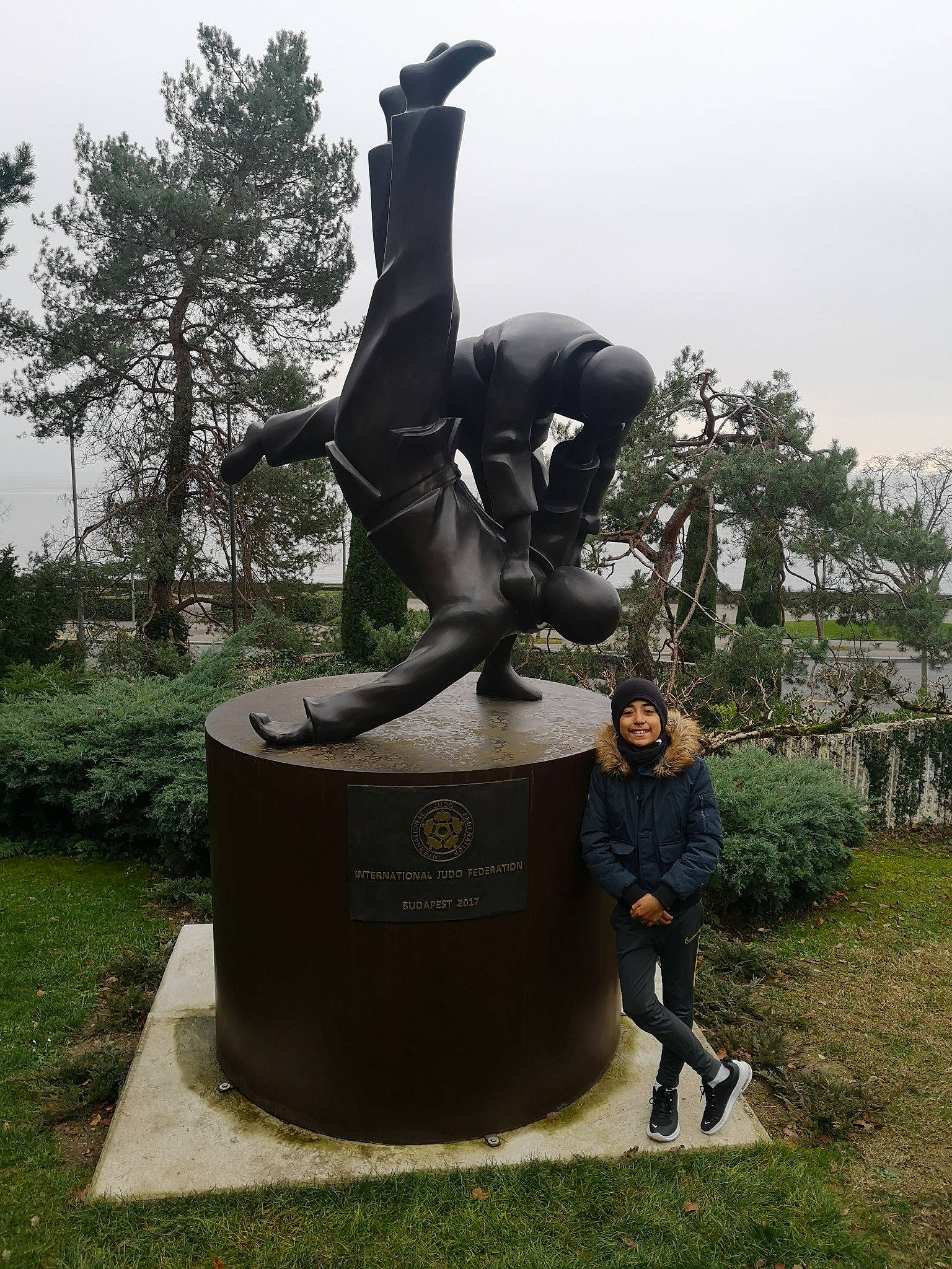 Leonardo participe au concours pour gagner de l'argent avec cette photo : art, bronze_sculpture, headwear, joy, memorial, monument, nonbuilding_structure, person, sculpture, statue, tree