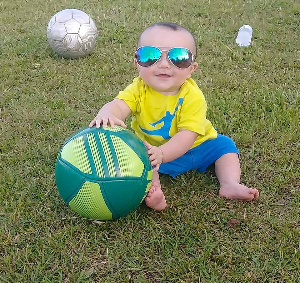 Noè is registered to the contest to win money with this photo: ball, ball_game, child, football, fun, grass, headwear, lawn, leisure, net, pallone, person, play, playing_sports, soccer, soccer_ball, sports, sports_equipment, team_sport, toddler