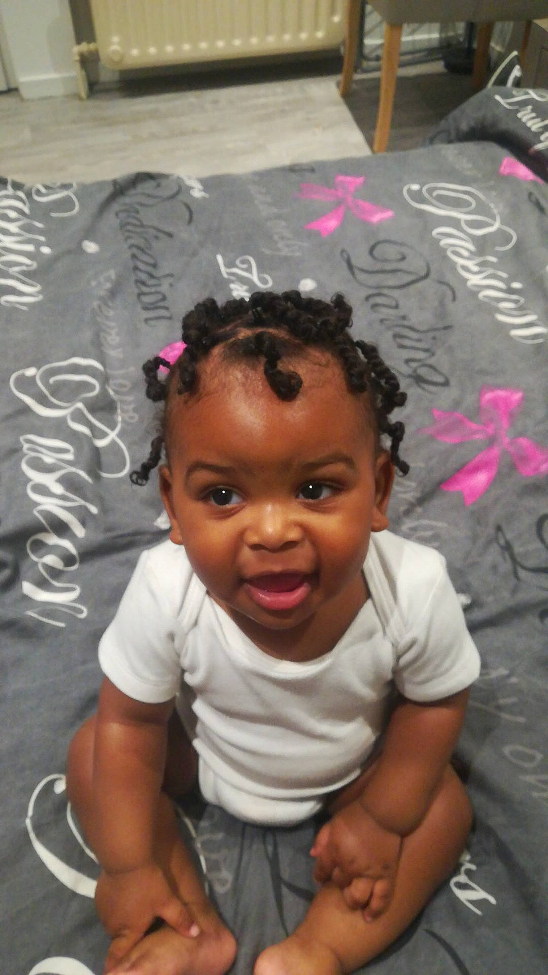 Shawn a rejoint le concours — aidez-le/la à gagner de superbes lots ! arm, baby_toddler_clothing, black, cheek, child, cool, eye, facial_expression, forehead, hairstyle, handwriting, mouth, nose, organ, person, photograph, pink, skin, t_shirt, toddler