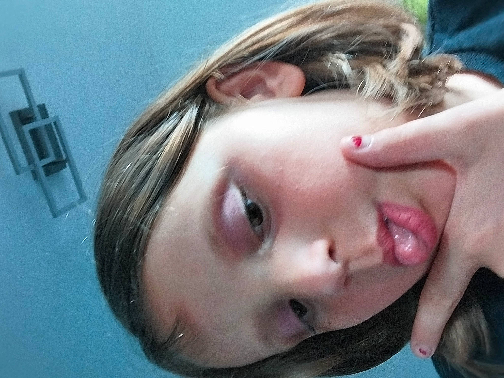 Ashley a rejoint le concours — aidez-le/la à gagner de superbes lots ! audio_equipment, bangs, black_hair, cheek, ear, eye, eyebrow, eyelash, eyewear, forehead, gesture, happy, iris, jaw, lip, long_hair, mouth, neck, nose, person