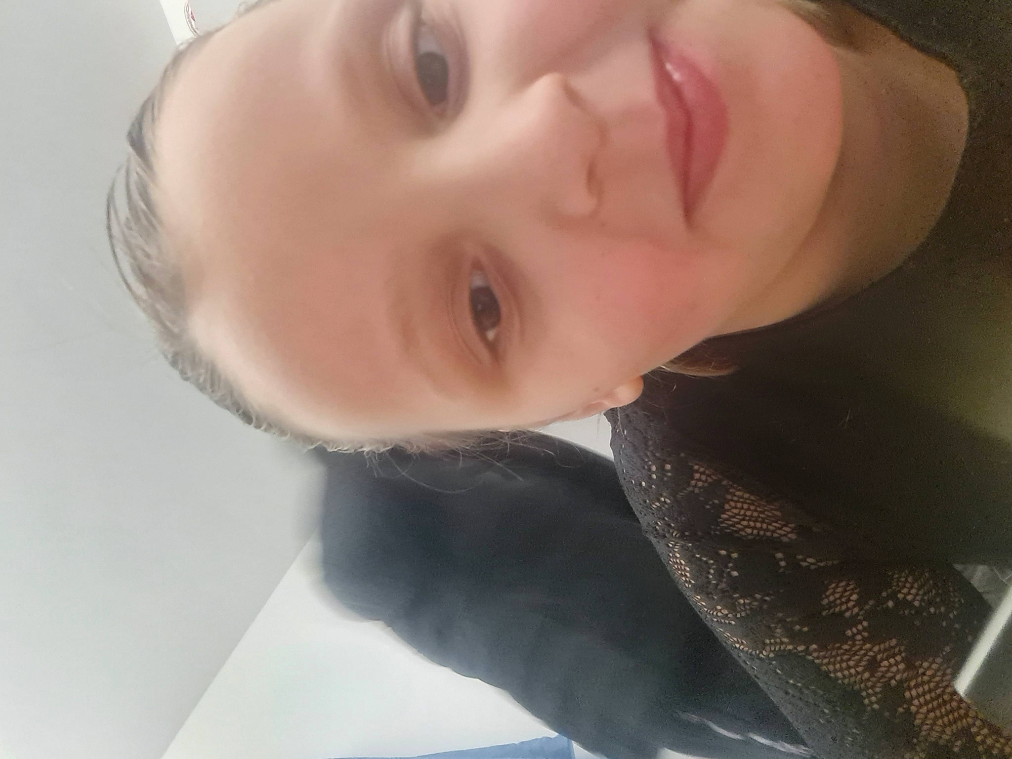 Ashley a rejoint le concours — aidez-le/la à gagner de superbes lots ! cheek, ear, eye, eyelash, forehead, hair, happy, head, headgear, human_body, iris, jaw, lip, mouth, neck, nose, person, shoulder, sleeve, smile