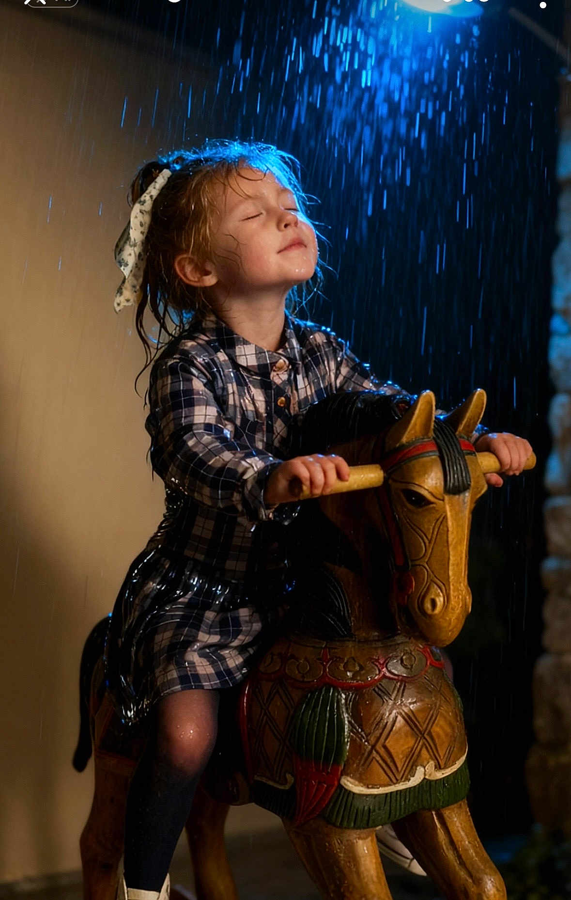 Enola a rejoint le concours — aidez-le/la à gagner de superbes lots ! child, girl, toy_horse, rocking_horse, rain, wet_hair, ribbon, plaid_dress, dark_tights, indoor, wooden_toy, smiling, closed_eyes, play, childhood, portrait, happy, water_drops, lighting, emotion