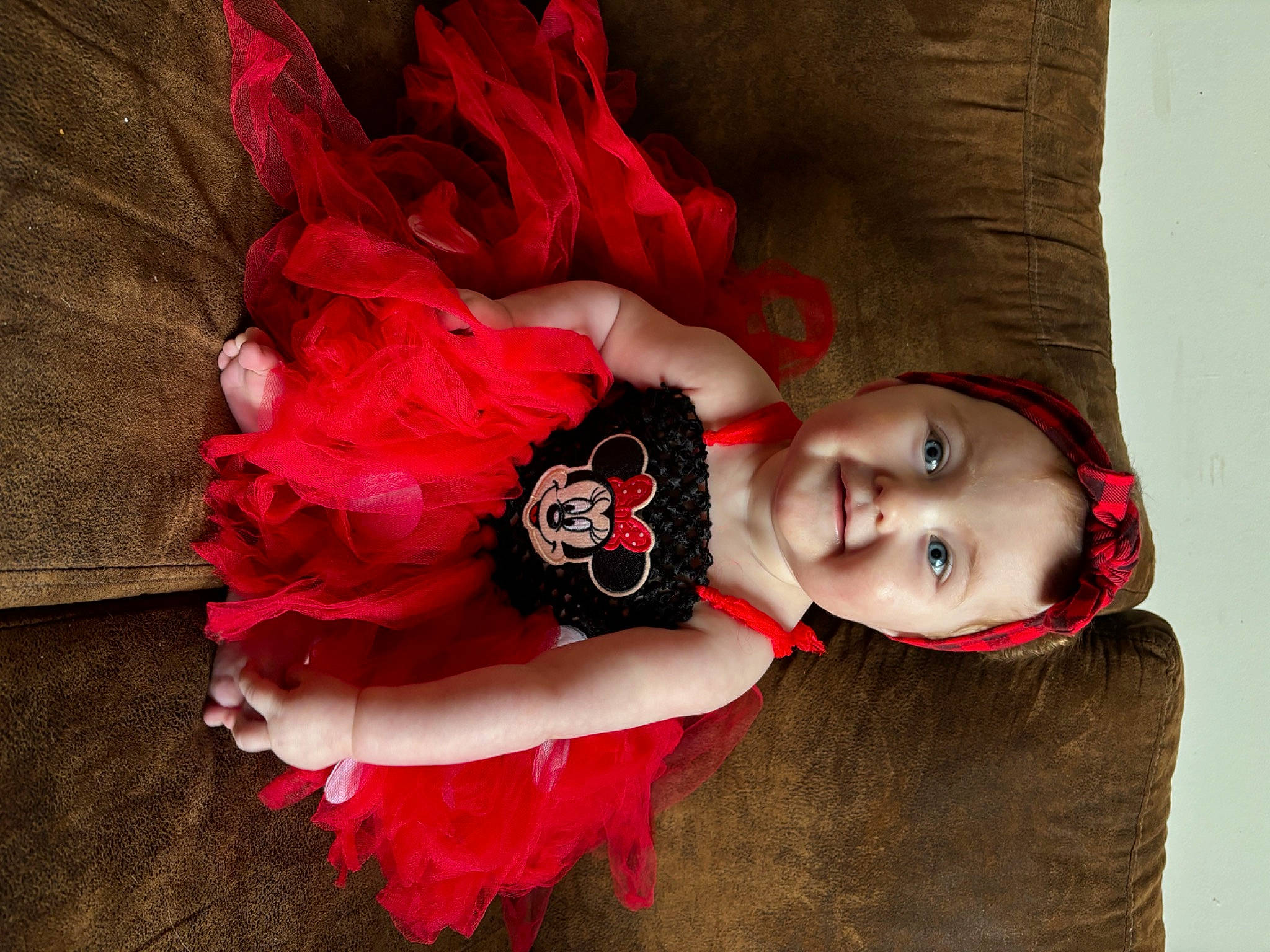 énola participe au concours pour gagner de l'argent avec cette photo : baby, baby_toddler_clothing, child, comfort, costume_hat, dress, happy, hat, headgear, joy, lip, magenta, person, petal, pink, plant, red, skin, sleeve, smile