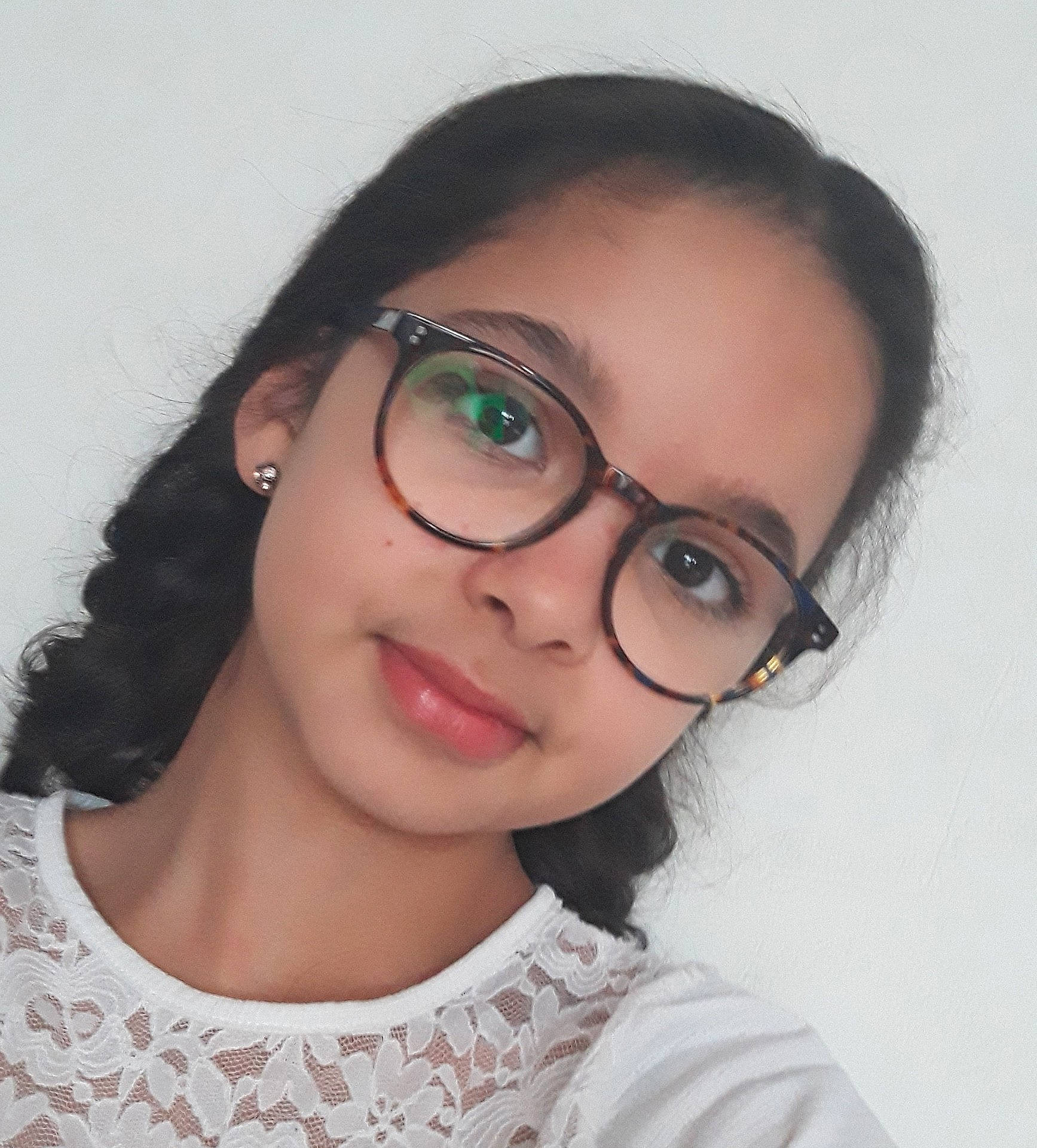 Mouna a rejoint le concours — aidez-le/la à gagner de superbes lots ! brown_hair, cheek, chin, eyebrow, eyewear, forehead, girl, glasses, health_beauty, lip, person, vision_care